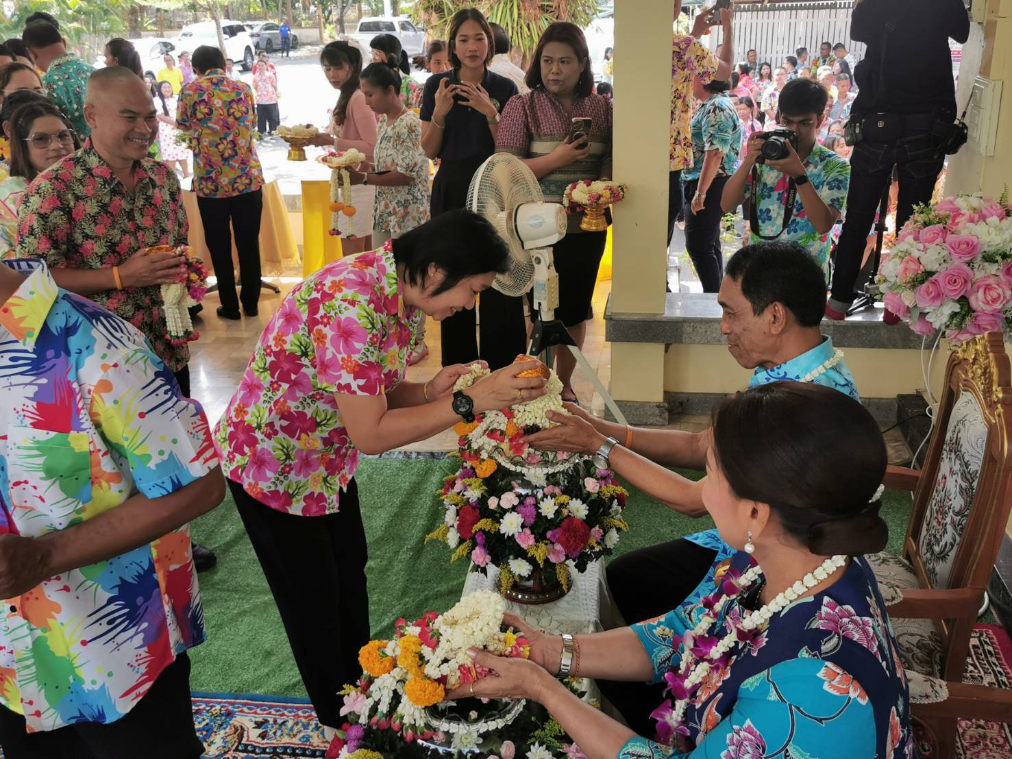 พิธีสรงน้ำพระพุทธรูปและรดน้ำขอพรผู้ว่าราชการจังหวัดยะลา