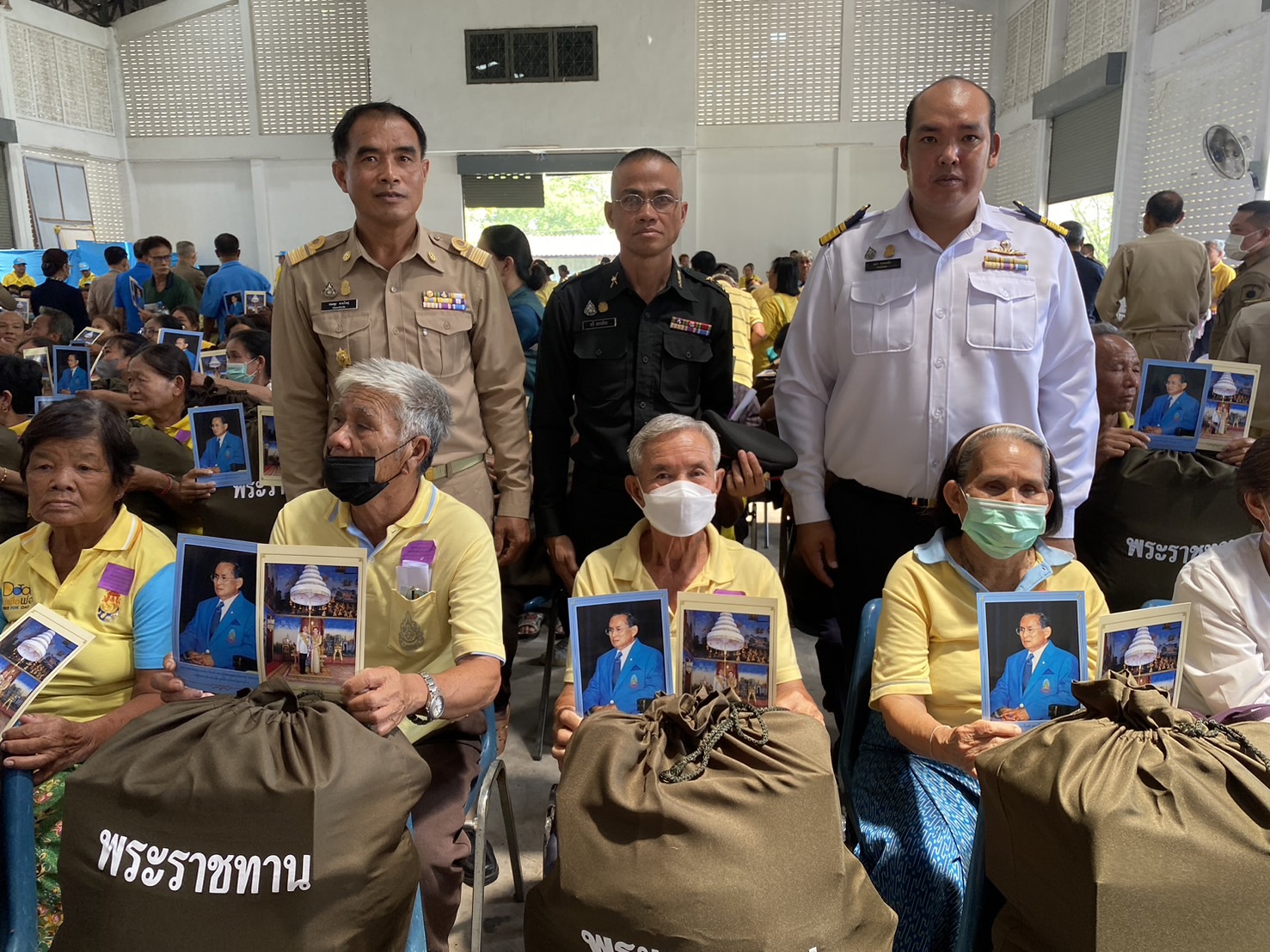 นายประชุม ดวนใหญ่ ประมงจังหวัดหนองบัวลำภู พร้อมด้วยนายเมธา ตาลเหล็ก ประมงอำเภอนากลาง นายไพศาล ศรีคูณ นักวิชาการประมงร่วมประชุมและรายงานการเกิดวาตภัย รวมทั้งเชิญถุงพระราชทานมอบแก่ราษฎรผู้ประสบภัย..คลิก