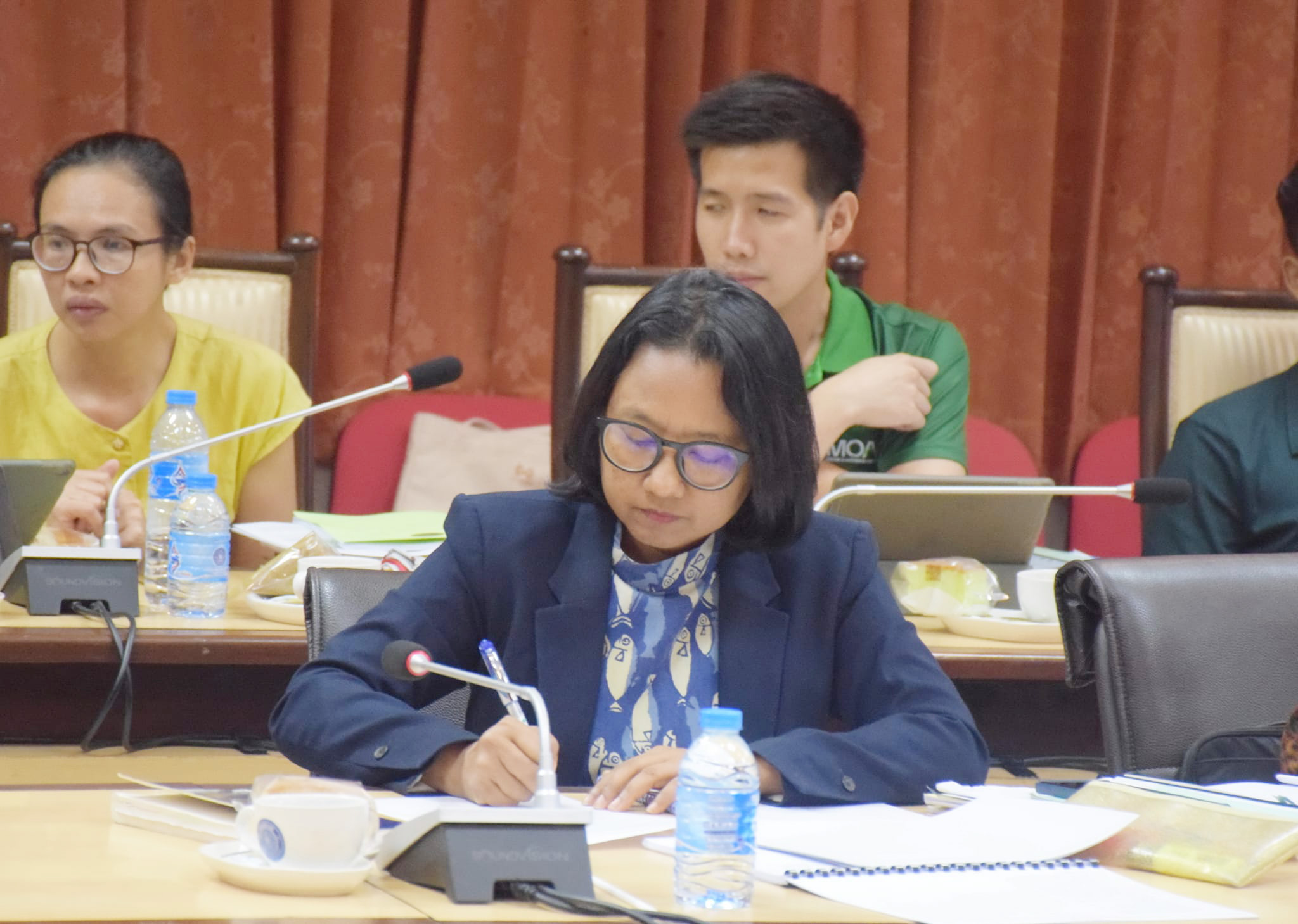 การประชุม พร้อมด้วยคณะผู้ตรวจราชการกรม คณะผู้เชี่ยวชาญ ผู้อำนวยการกองต่าง ๆ ประชุมชี้แจงสาระสำคัญการแก้ไขกฎหมายประมงตามร่างพระราชบัญญัติแก้ไขเพิ่มเติมพระราชกำหนดการประมง พ.ศ. 2558..คลิก