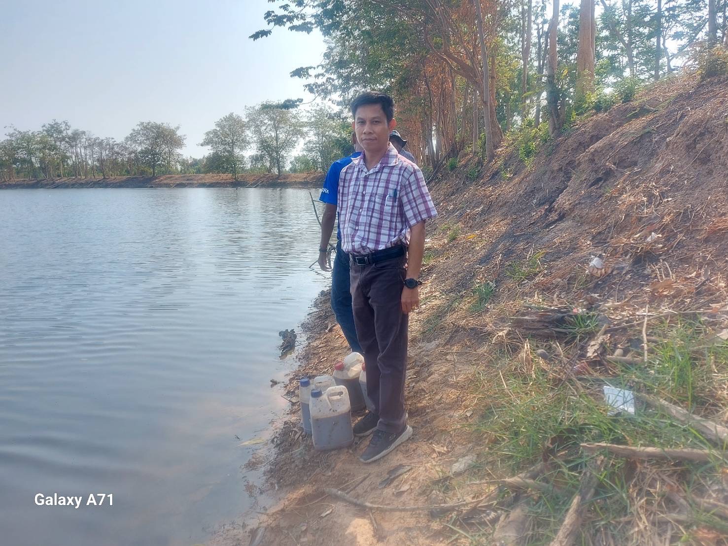 ลงพื้นที่ตรวจสอบปลาตาย ณ หนองบัว..คลิก