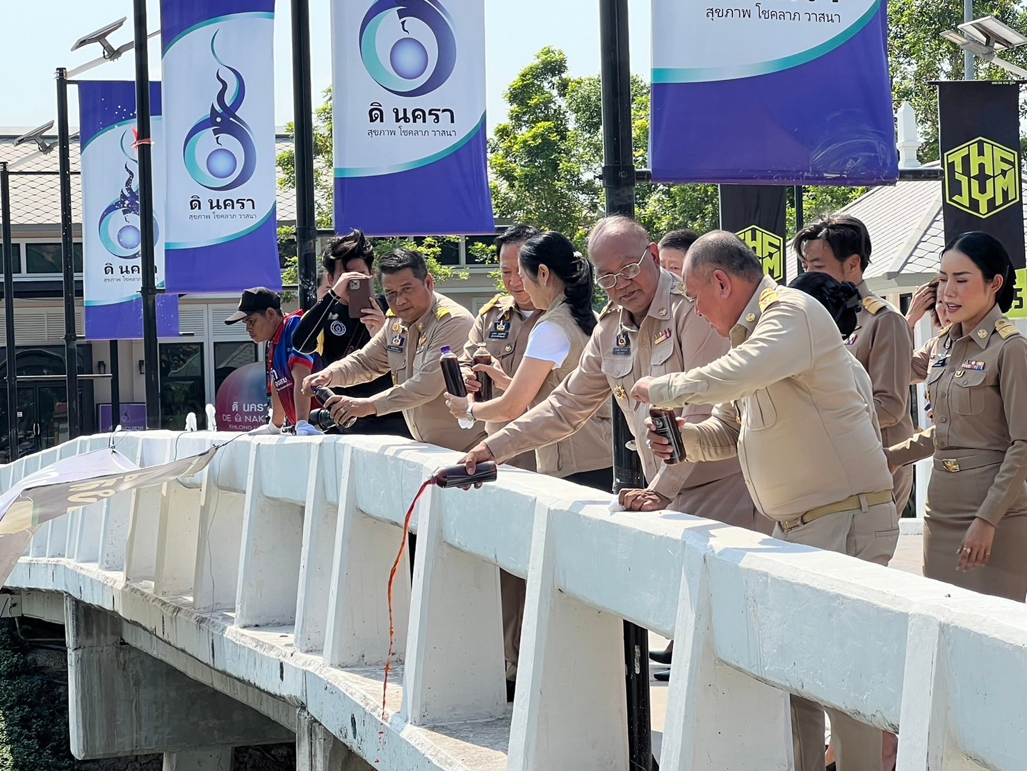 วันพฤหัสบดีที่ 25 เมษายน 2567 นายพัฒนพงศ์ ชูแสง ประมงจังหวัดปทุมธานี มอบหมายให้ นายศุภโชค  แทรกสุข หัวหน้ากลุ่มบริหารจัดการด้านการประมง พร้อมด้วย นางวาสนา จันทร์แจ่มใส ประมงอำเภอคลองหลวง นายมณเฑียร เกษตรสมบูรณ์ ประมงอำเภอหนองเสือ  นายสมพงษ์  จิตหมั่น ประมงอำเภอลำลูกกา นางปภาดา เขียวชุมนุม ประมงอำเภอลาดหลุมแก้ว เจ้าหน้าที่สำนักงานประมงจังหวัดปทุมธานี ร่วมกับเจ้าหน้าที่ศูนย์วิจัยและพัฒนาการเพาะเลี้ยงสัตว์น้ำจืดปทุมธานี เข้าร่วมจัดหน่วยบริการจังหวัดเคลื่อนที่ และหน่วยบำบัดทุกข์ บำรุงสุข สร้างรอยยิ้มให้ประชาชน จังหวัดปทุมธานี โดยมีนายภาสกร บุญญลักษม์ ผู้ว่าราชการจังหวัดปทุมธานี เป็นประธานในพิธีเปิด โดยร่วมโยน EM Ball และน้ำหมักจุลินทรีย์ (พด.6) เพื่อปรับสภาพน้ำ บริเวณริมคลองหน้าวัดเกิดการอุดม และมอบพันธุ์ปลาให้กับเกษตรกรจำนวน 50 ราย พร้อมทั้งให้บริการตรวจวิเคราะห์คุณภาพน้ำ ให้ความรู้แก่ผู้ที่สนใจเพาะเลี้ยงสัตว์น้ำ และให้คำแนะนำ/ปรึกษาเกี่ยวกับโรคสัตว์น้ำ  ณ วัดเกิดการอุดม หมู่ที่ 5 ตำบลคลองสาม อำเภอคลองหลวง จังหวัดปทุมธานี..คลิก