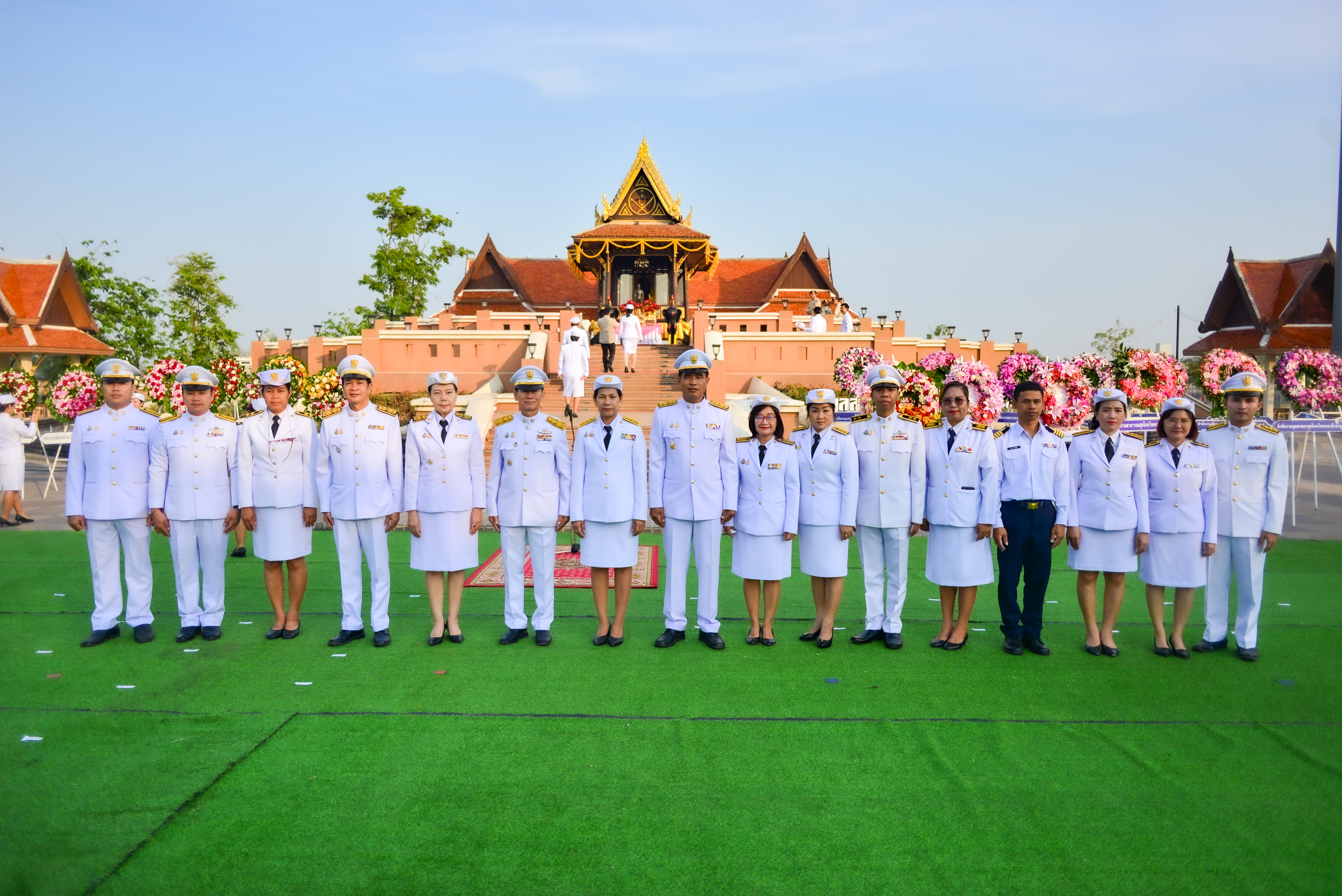 นายประชุม ดวนใหญ่ ประมงจังหวัดหนองบัวลำภู พร้อมด้วย นางถนอมขวัญ นอศรี หัวหน้ากลุ่มบริหารและยุทธศาสตร์ และเจ้าหน้าที่สำนักงานประมงจังหวัดหนองบัวลำภู ร่วมงานพิธีวางพวงมาลาถวายราชสักการะวันคล้ายวันสวรรคตสมเด็จพระนเรศวรมหาราช..คลิก