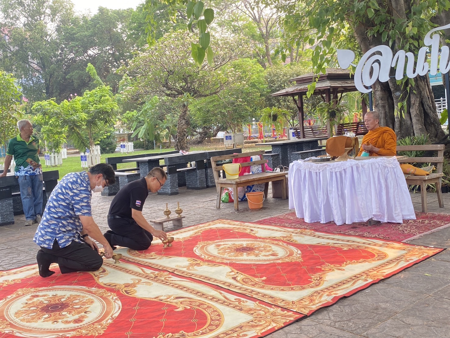 กิจกรรมตักบาตรตอนเช้า ณ บริเวณลานโพธิ์ อาคารจุฬาภรณ์ กรมประมง..คลิก