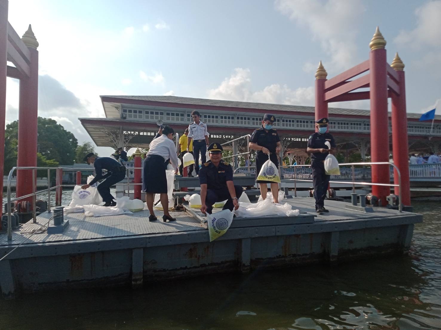 รับเสด็จ : วันที่ 29 เมษายน 2567 ศูนย์ป้องกันและปราบปรามประมงน้ำจืดพระนครศรีอยุธยา โดยนายรวีร์ ฤทธิชัย ผู้อำนวยการศูนย์ มอบหมายให้นางภคพร อัยรัตน์ ตำแหน่ง เจ้าพนักงานประมงปฏิบัติงาน พร้อมเจ้าหน้าที่ เข้าร่วมในพิธีปล่อยพันธุ์สัตว์น้ำ เนื่องในโอกาสวันคล้ายวันประสูติ สมเด็จพระเจ้าลูกยาเธอ เจ้าฟ้าทีปังกรรัศมีโชติ มหาวชิโรตตมางกูร สิริวิบูลยราชกุมาร..คลิก