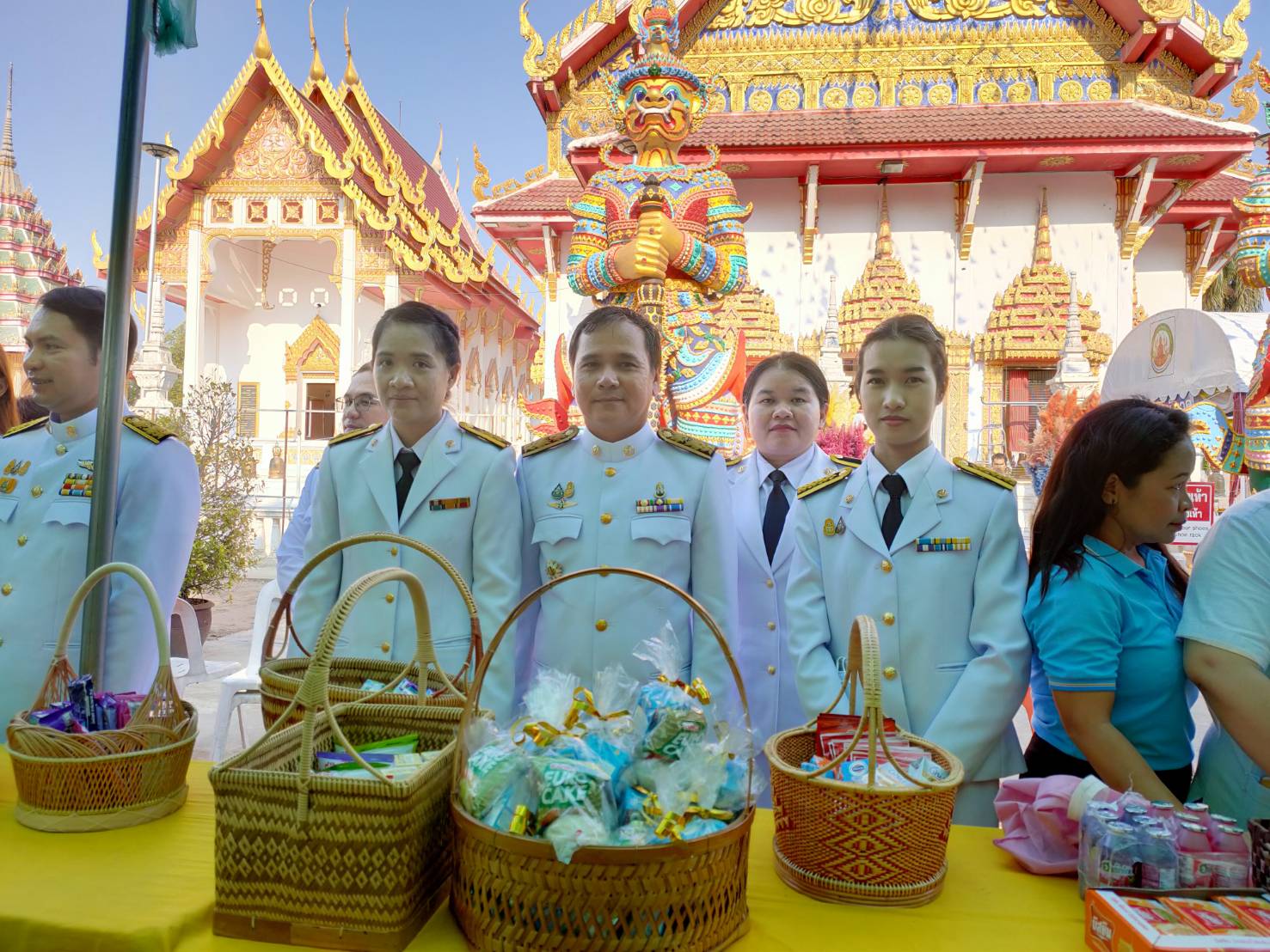 เข้าร่วมพิธีทำบุญตักบาตรถวายพระกุศล และพิธีถวายพระพรชัยมงคล เนื่องในวันคล้ายวันประสูติ สมเด็จพระเจ้าลูกยาเธอ เจ้าฟ้าทีปังกรรัศมีโชติ มหาวชิโรตตมางกูร สิริวิบูลยราชกุมาร..คลิก