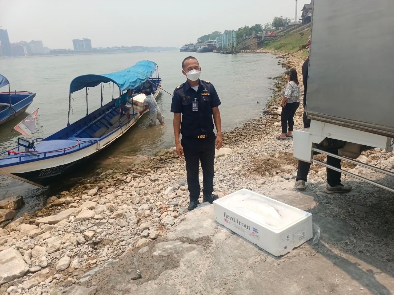 เจ้าหน้าที่ศูนย์บริหารจัดการด่านตรวจประมงเขต 1 (เชียงราย) ตรวจสอบสินค้าประมงส่งออกไปยังสาธารณรัฐประชาธิปไตยประชาชนลาว ผ่านทางด่านพรมแดนอำเภอเชียงแสน และด่านพรมแดนอำเภอเชียงของ จังหวัดเชียงราย..คลิก
