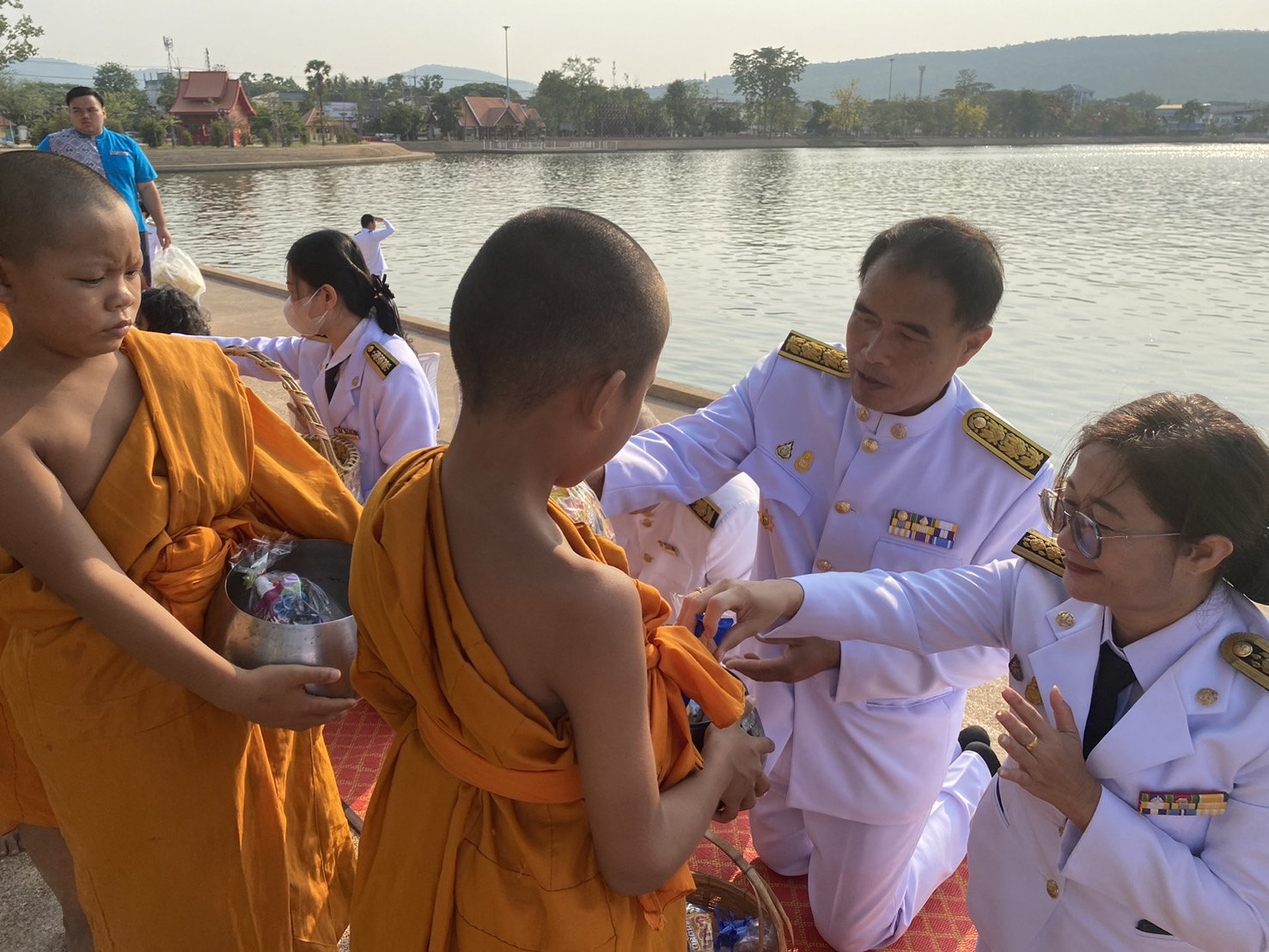 ายประชุม ดวนใหญ่ ประมงจังหวัดหนองบัวลำภู พร้อมด้วย นายสมจิตร์ พงษ์กุมมา หัวหน้ากลุ่มบริหารจัดการด้านการประมง นางถนอมขวัญ นอศรี หัวหน้ากลุ่มบริหารและยุทธศาสตร์และนายไพศาล ศรีคูณ นักวิชาการประมง ร่วมพิธีเจริญพระพุทธมนต์และพิธีทำบุญตักบาตรเฉลิมพระเกียรติสมเด็จพระเจ้าลูกยาเธอ เจ้าฟ้าทีปังกรรัศมีโชติมหาวชิโรตตมางกูร สิริวิบูลยราชกุมาร เนื่องในโอกาสวันคล้ายวันประสูติ 29 เมษายน 2567