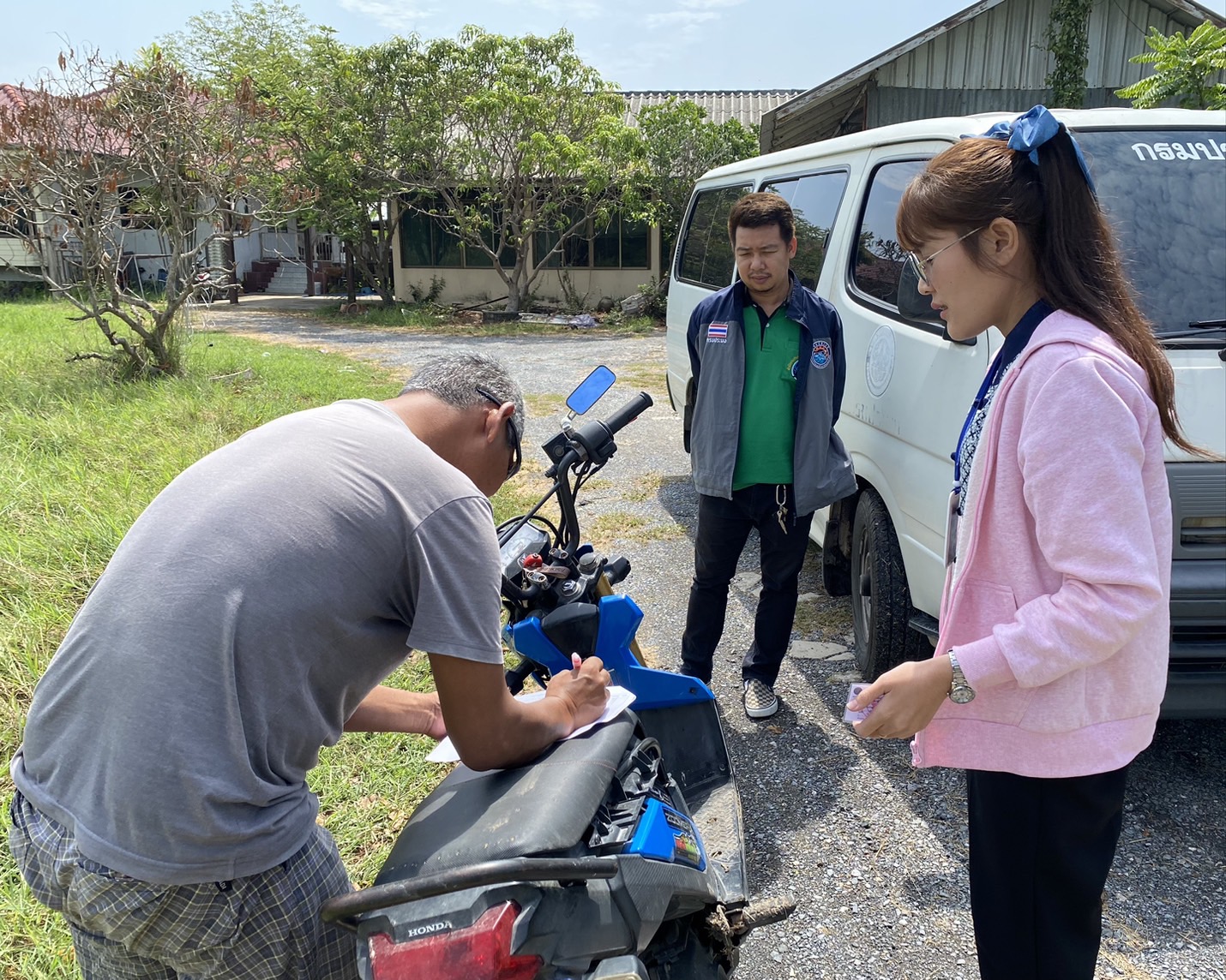สำนักงานประมงพื้นที่กรุงเทพมหานคร ลงพื้นที่ให้บริการแก่เกษตรกรในพื้นที่เขตมีนบุรี และเขตสะพานสูง กรุงเทพมหานคร