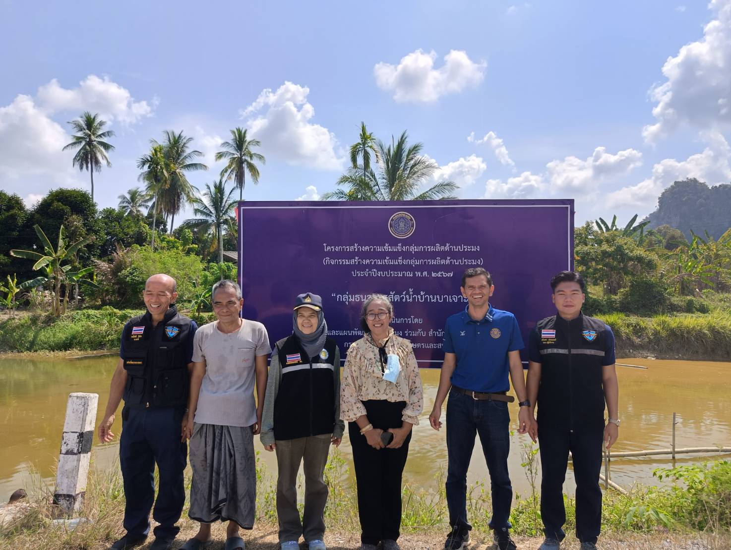 ภาพกิจกรรมลงพื้นที่ติดตามผลการดำเนินงานของกลุ่มองค์กรชุมชนประมงท้องถิ่นที่เข้าร่วมโครงการสร้างความเข้มแข็งการผลิตด้านประมง..คลิก