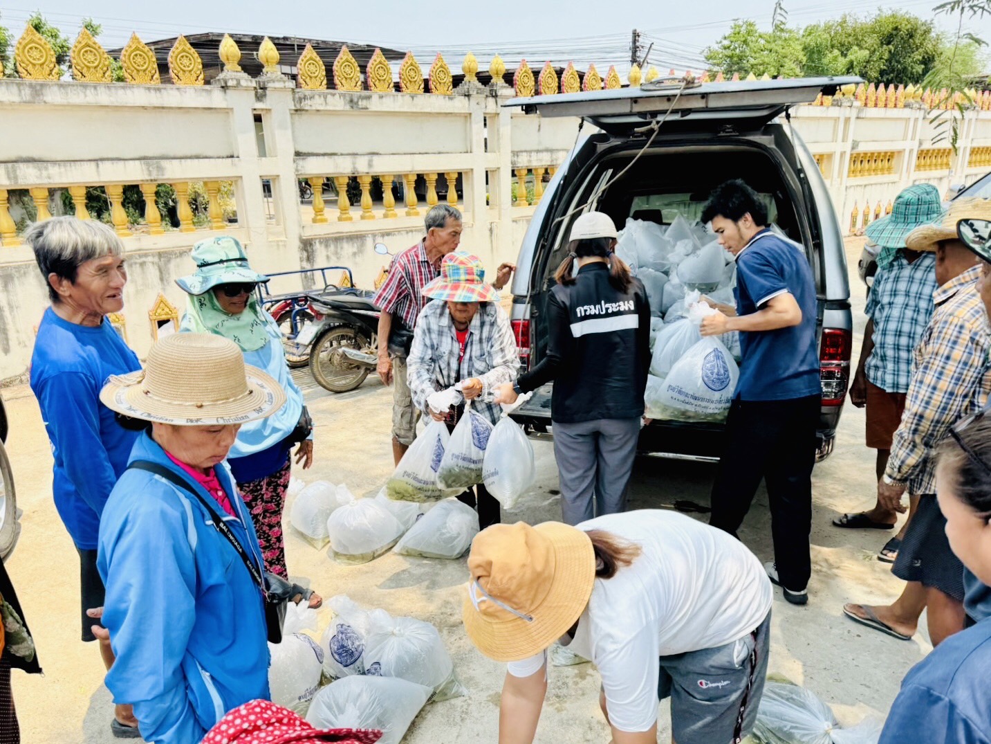 ช่วยเหลือเกษตรที่ได้รับผลกระทบจากภัยพิบัติ ตามข้อสั่งการของรัฐมนตรีช่วยว่าการกระทรวงเกษตรและสหกรณ์ (นายไชยา  พรหมา) จำนวน 35 ราย..คลิก