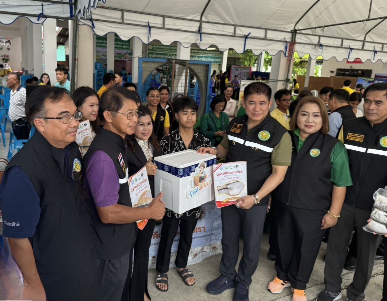 รัฐมนตรีว่าการกระทรวงเกษตรและสหกรณ์ ร้อยเอกธรรมนัส พรหมเผ่า ลงตรวจเยี่ยมพบปะเกษตรกร ในจังหวัดนครปฐม..คลิก