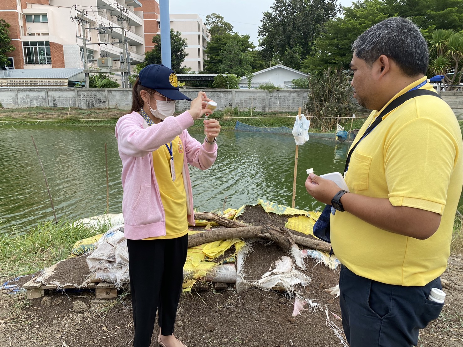 สำนักงานประมงพื้นที่กรุงเทพมหานคร ลงพื้นที่ติดตามเหตุปลาน็อคน้ำพร้อมให้คำแนะนำเพื่อแก้ไข้เบื้องต้น และให้บริการแก่เกษตรกร