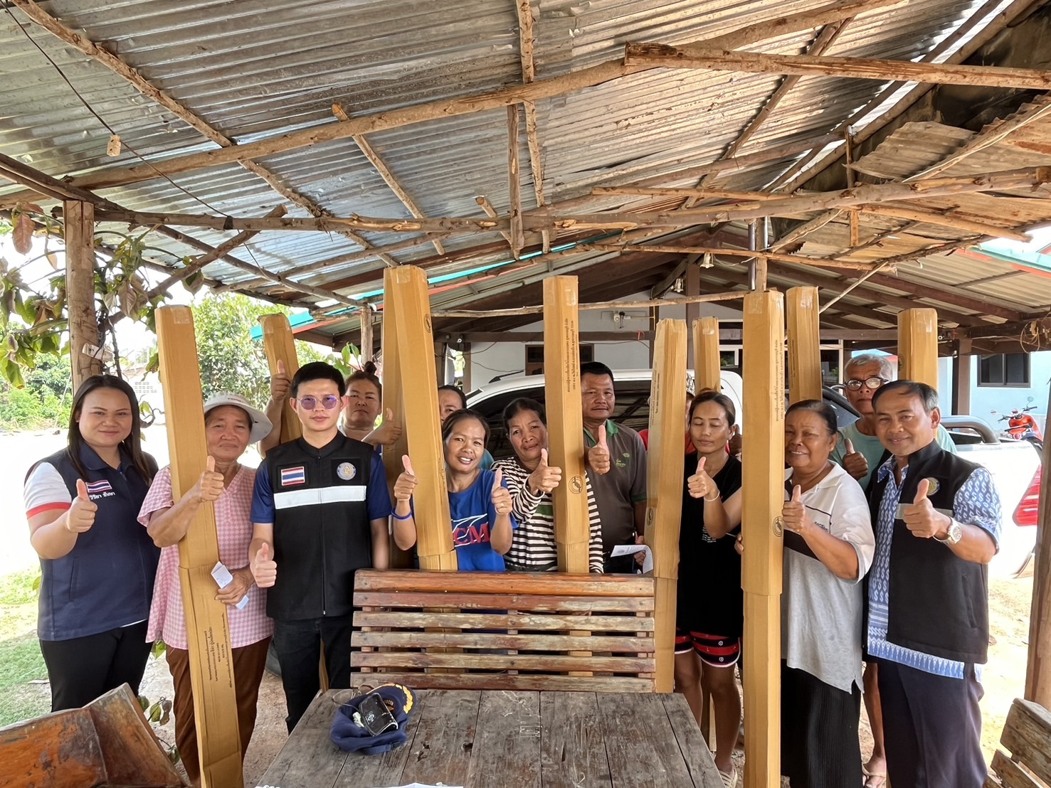 มอบพลาสติกปูพื้นบ่อ และอธิบายขั้นตอนการเตรียมบ่อเลี้ยงปลาดุก และแจ้งประชาสัมพันธ์งดทำการประมงฤดูน้ำแดง..คลิก
