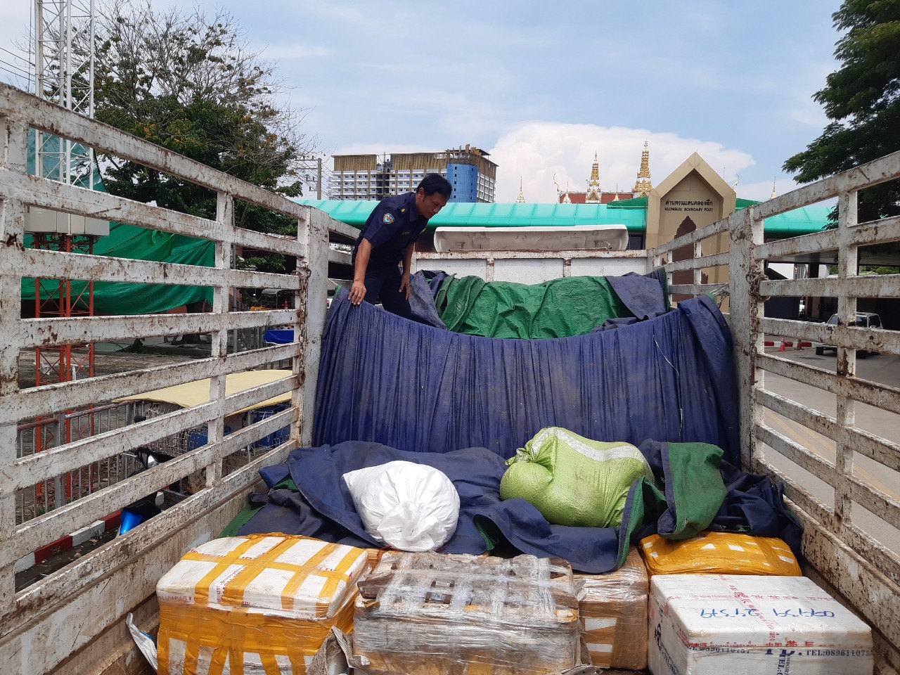 ตรวจสินค้าประมงที่นำเข้า ส่งออก ทางจุดผ่านแดนถาวรบ้านคลองลึก..คลิก