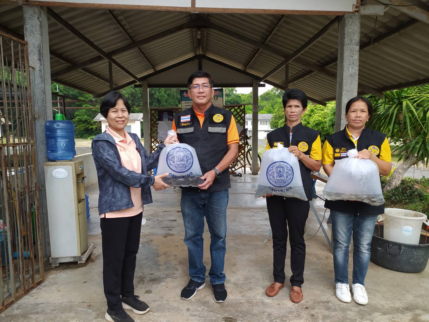 มอบพันธุ์สัตว์น้ำแก่ผู้นำชุมชนในพื้นที่เขตอำเภอหัวตะพาน