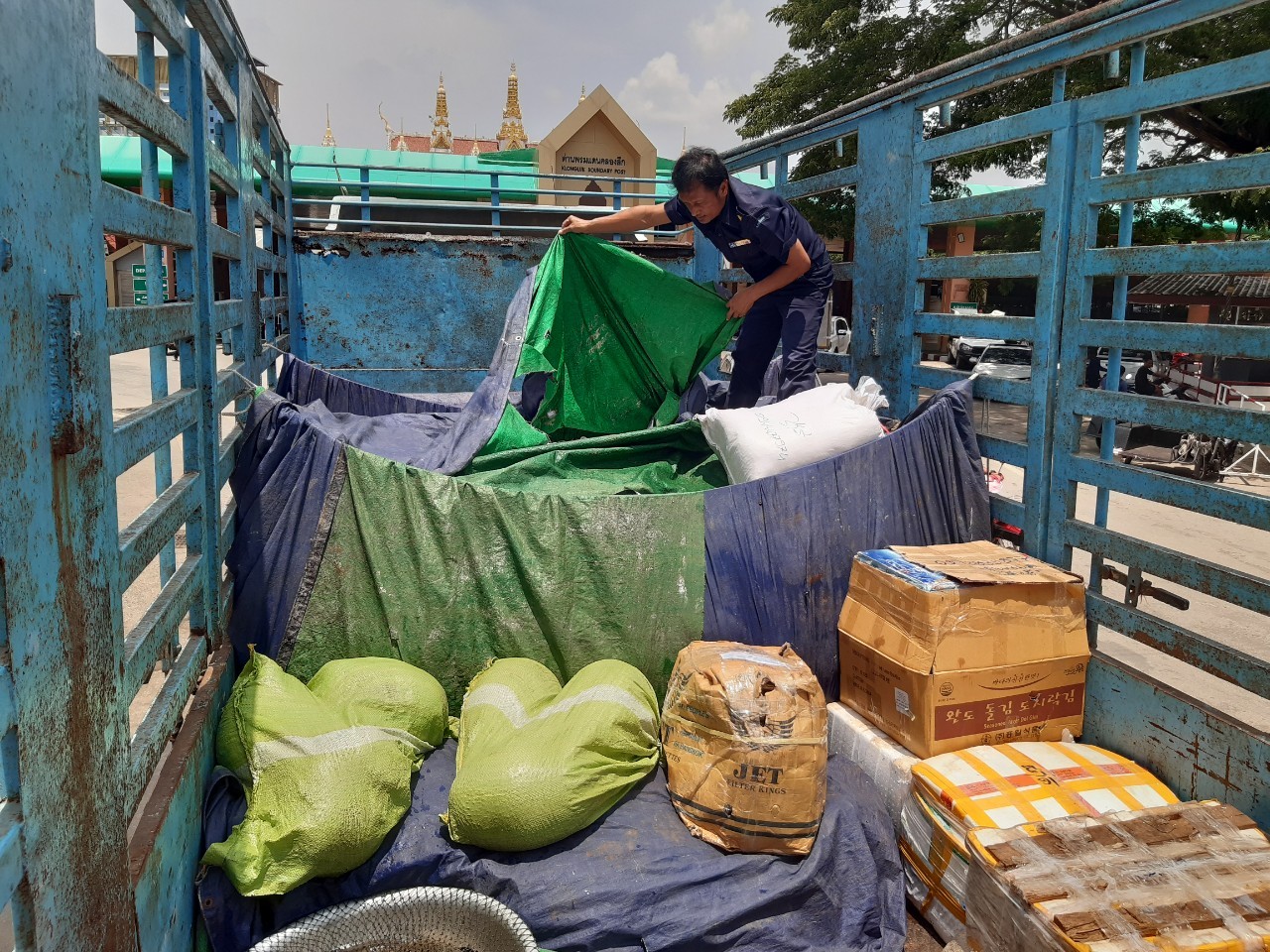 ตรวจสินค้าประมงที่นำเข้า ส่งออก ทางจุดผ่านแดนถาวรบ้านคลองลึก..คลิก