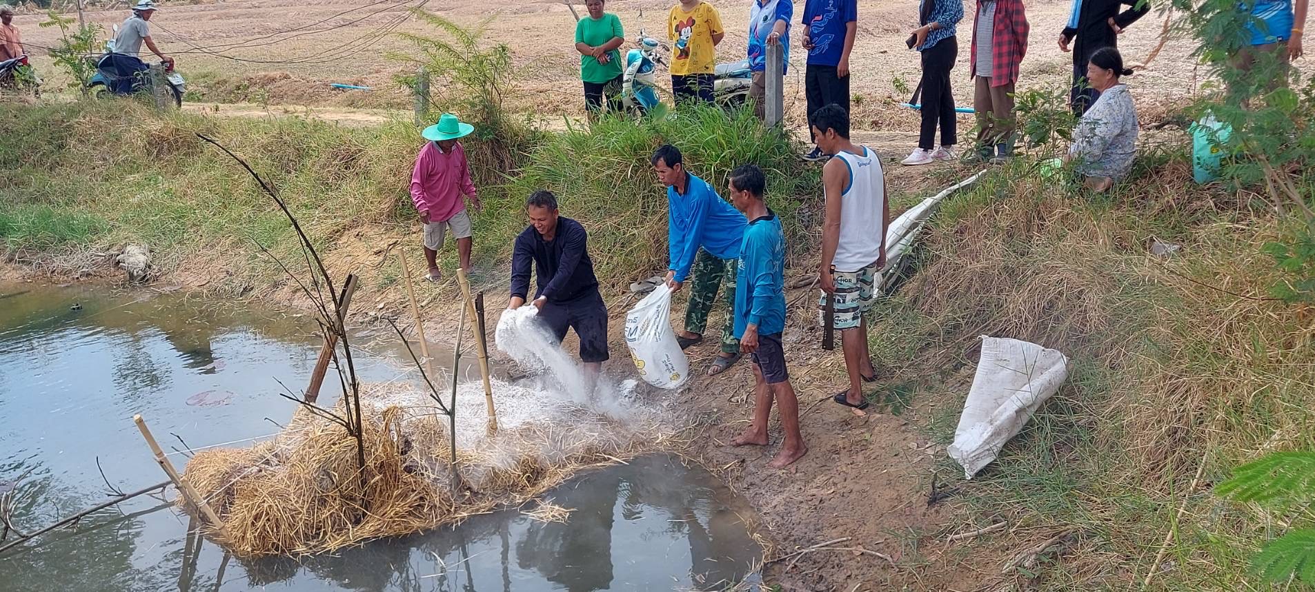 ร่วมจัดกิจกรรมอบรมเกษตรกรที่เข้าร่วมโครงการพัฒนาอาชีพการเพาะเลี้ยงปลาตะเพียนขาวในบ่อดินอำเภออุทุมพรพิสัย..คลิก