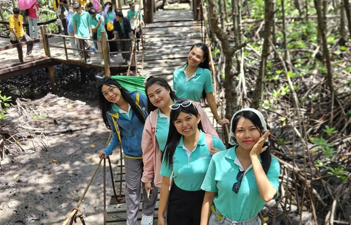 “โครงการครูรักษ์ถิ่น” มหาวิทยาลัยกาฬสินธุ์ ต.สงเปลือย อ.นามน จ.กาฬสินธุ์ ศึกษาดูงานศูนย์ศึกษาการพัฒนาอ่าวคุ้งกระเบนฯ