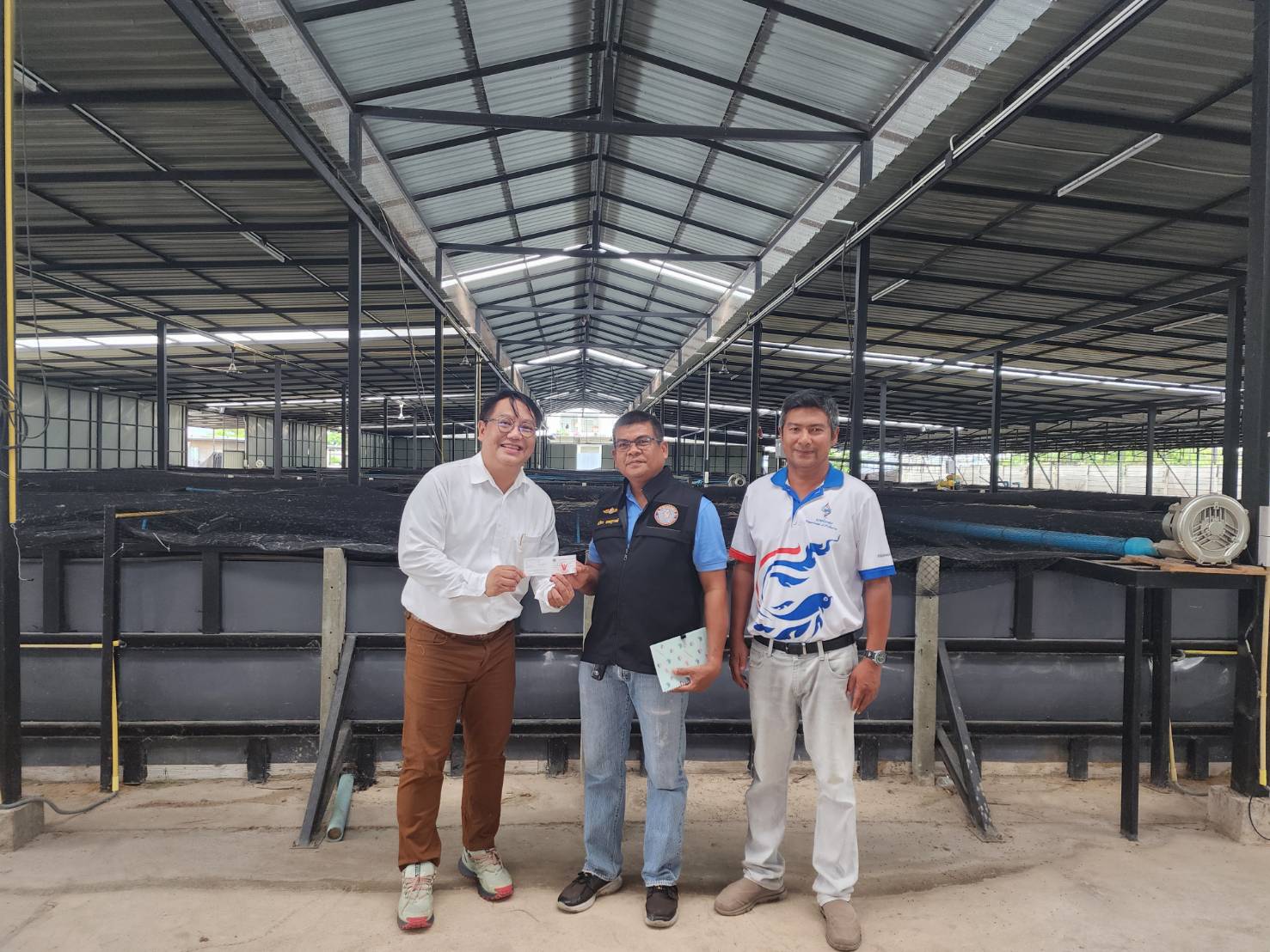 (อ.ไทรน้อย) ตรวจเยี่ยมฟาร์มเกษตรกรผู้เพาะเลี้ยงสัตว์น้ำ..คลิก