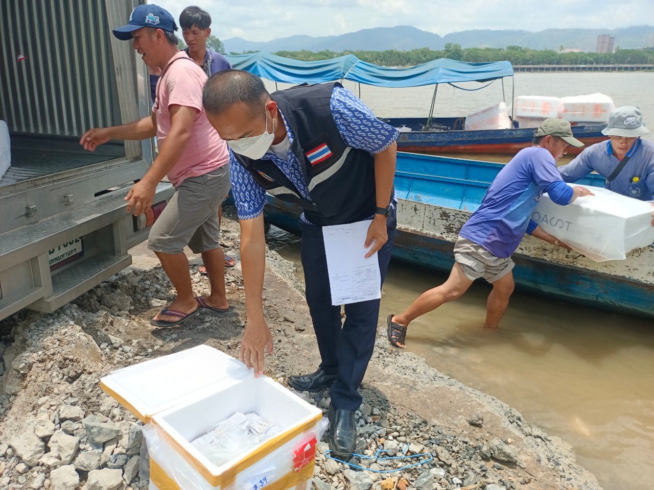 เจ้าหน้าที่ศูนย์บริหารจัดการด่านตรวจประมงเขต 1 (เชียงราย) ตรวจสอบสินค้าประมง ส่งออกไปยังสาธารณรัฐประชาธิปไตยประชาชนลาว และสาธารณรัฐแห่งสหภาพเมียนมา..คลิก