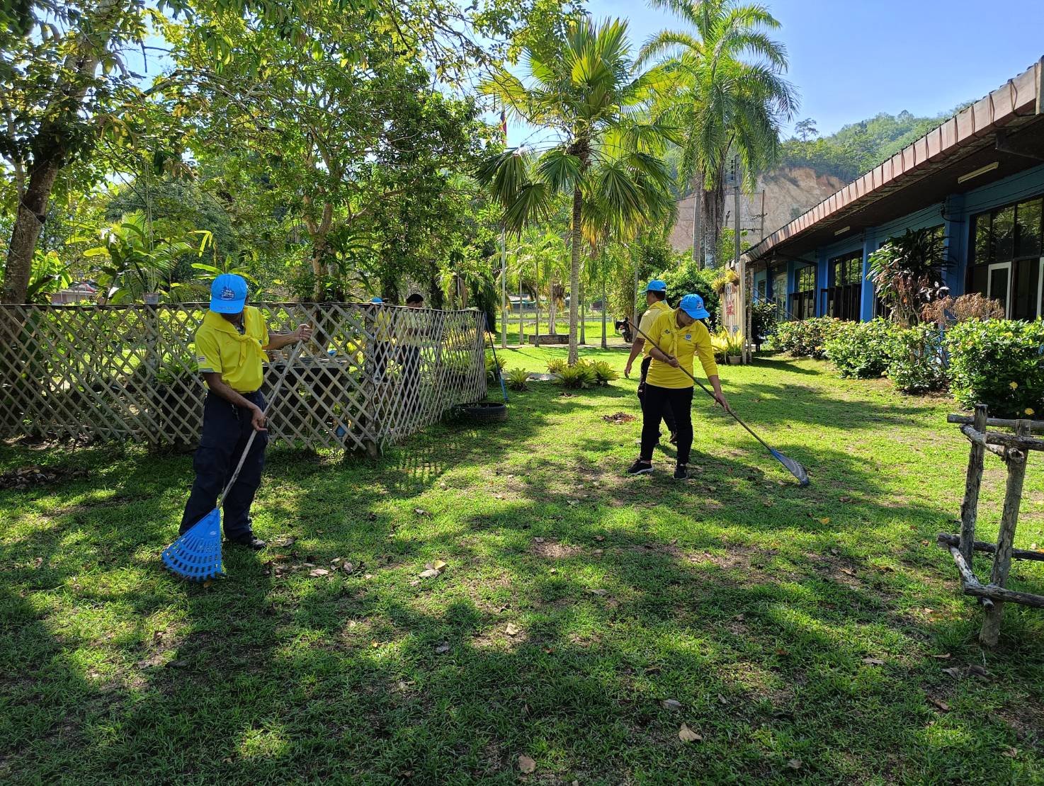 ภาพกิจกรรมร่วมแรงร่วมใจจัดกิจกรรมจิตอาสา kick- off Big Cleaning Day ปรับปรุงภูมิทัศน์บริเวณรอบๆหน่วยฯ และภายในสำนักงาน..คลิก