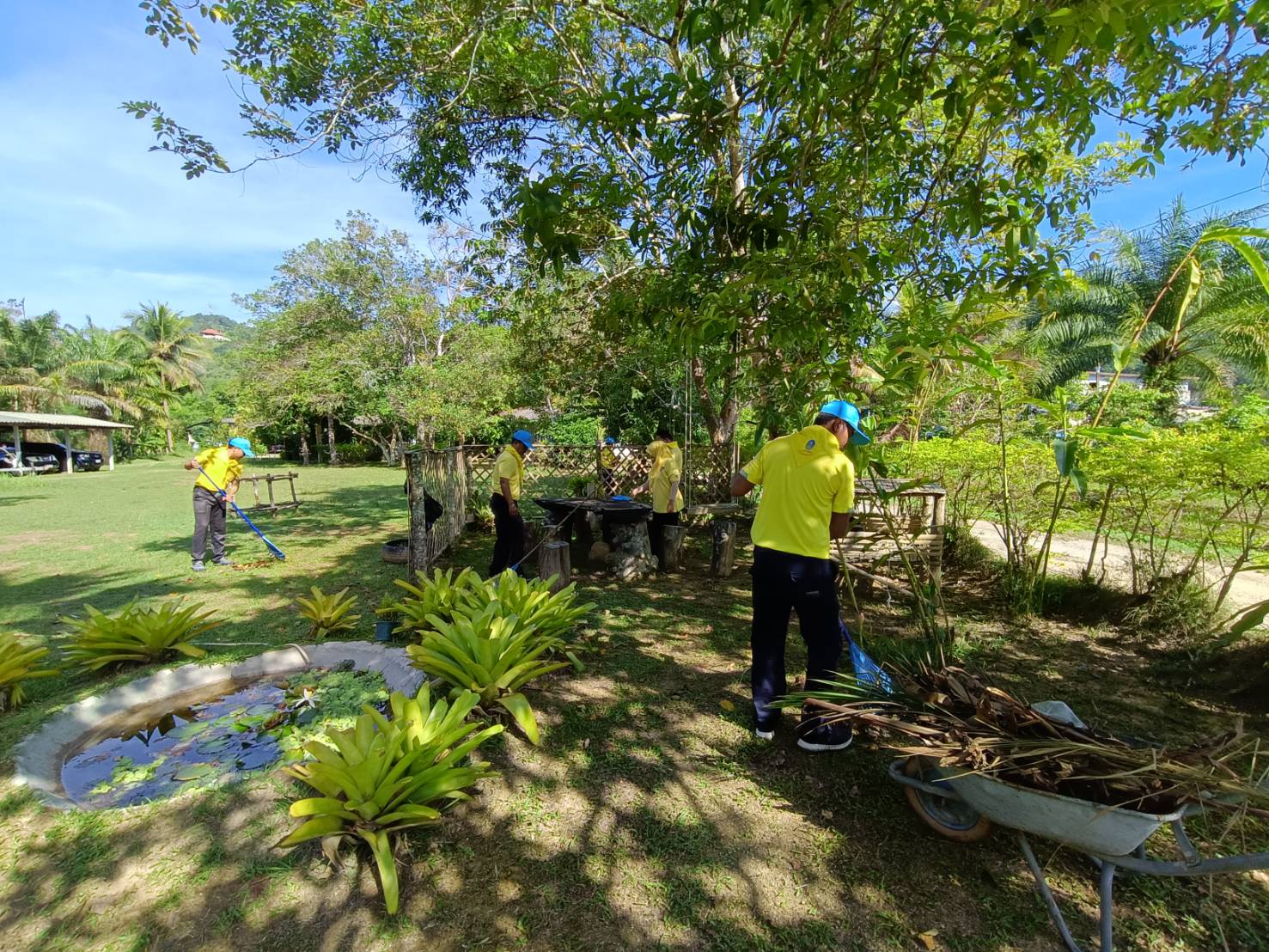 ภาพกิจกรรมร่วมแรงร่วมใจจัดกิจกรรมจิตอาสา kick- off Big Cleaning Day ปรับปรุงภูมิทัศน์บริเวณรอบๆหน่วยฯ และภายในสำนักงาน