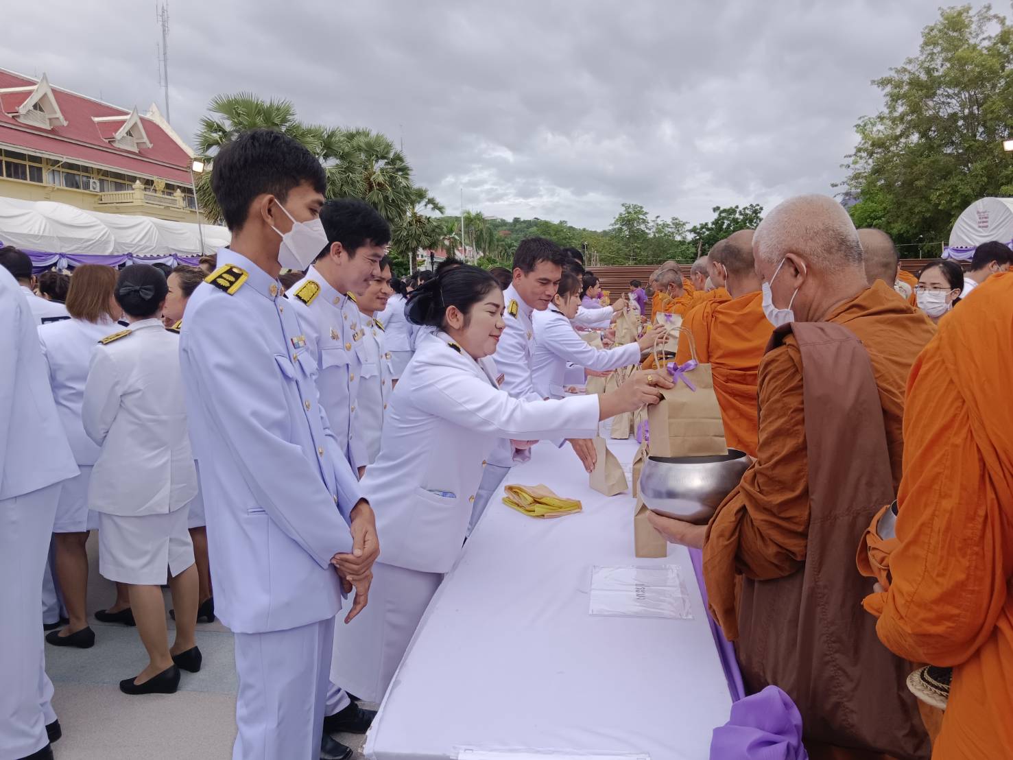 เข้าร่วมพิธีทำบุญตักบาตรถวายพระราชกุศล เนื่องในโอกาสวันเฉลิมพระชนมพรรษา สมเด็จพระนางเจ้าสุทิดาพัชรสุธาพิมลลักษณ พระบรมราชินี..คลิก