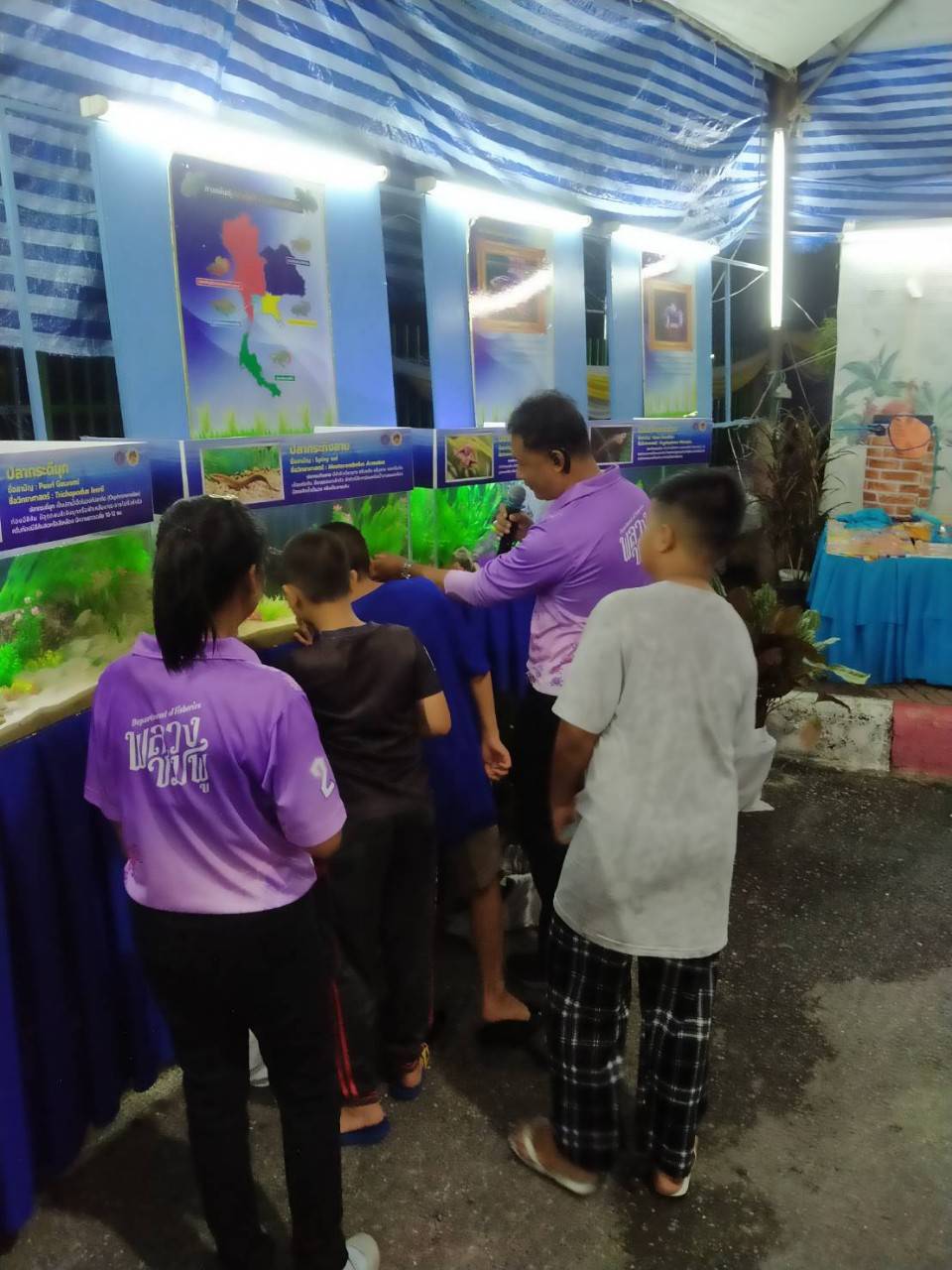 ภาพกิจกรรมการประชาสัมพันธ์ให้ความรู้เกี่ยวกับ ห้ามทำการประมงในช่วงฤดูสัตว์น้ำจืด มีไข่ วางไข่ และเลี้ยงตัวอ่อน ประจำปีงบประมาณ 2567 พร้อมทั้งให้ความรู้ทางด้านการใช้เครื่องมือทำการประมง..คลิก