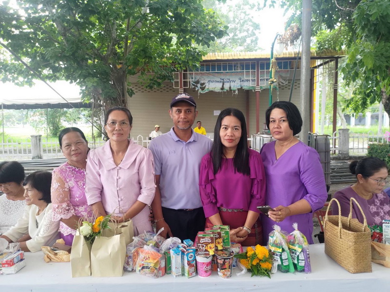 ร่วมพิธีทำบุญตักบาตร เพื่อเฉลิมพระเกียรติสมเด็จพระนางเจ้า ฯ..คลิก