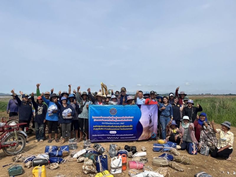 ร่วมดำเนินการตรวจรับวัสดุอุปกรณ์และร่วมตรวจสอบการจัดทำทุ่น ของกลุ่มอนุรักษ์บึงบอระเพ็ด..คลิก