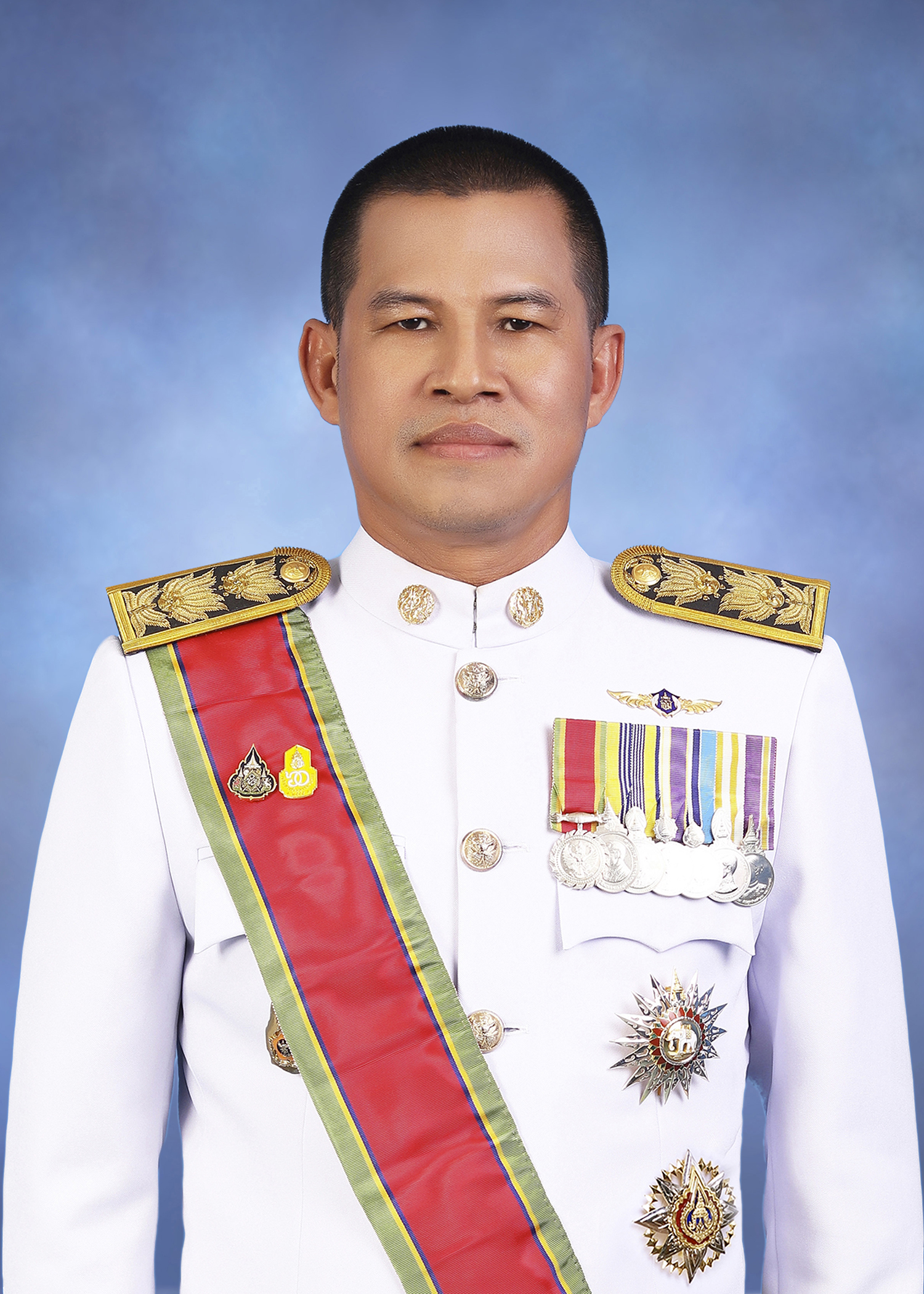 ภาพผู้บริหารชุดปกติขาว