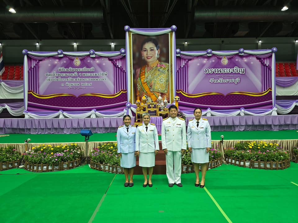 ร่วมพิธีวางพานพุ่มถวายราชสักการะและจุดเทียนถวายพระพรชัยมงคล
