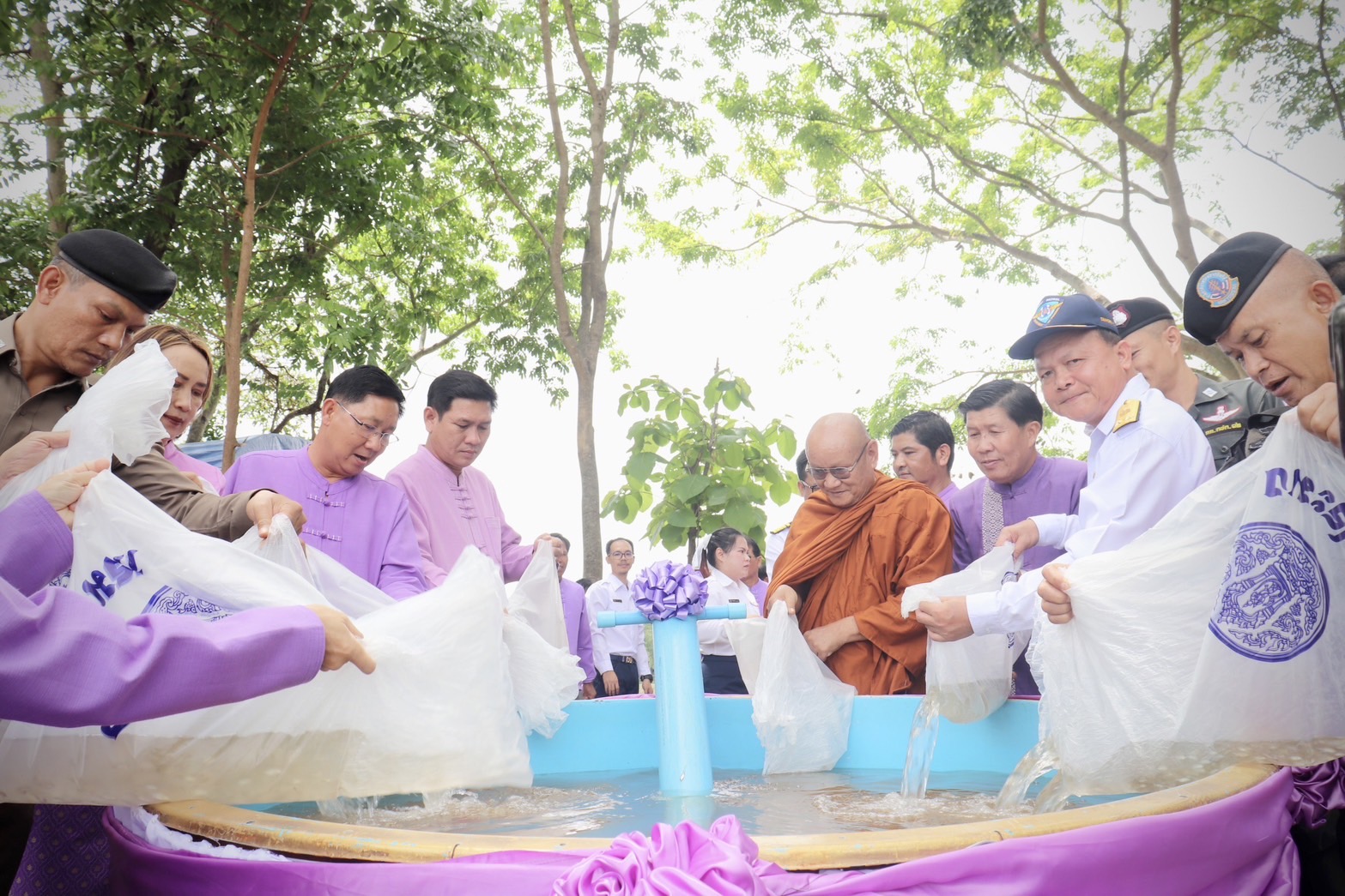 พิธีปล่อยพันธุ์สัตว์น้ำ เนื่องในวันเฉลิมพระชนมพรรษา 46 พรรษา สมเด็จพระนางเจ้าสุทิดา พัชรสุธาพิมลลักษณ พระบรมราชินี 3..คลิก