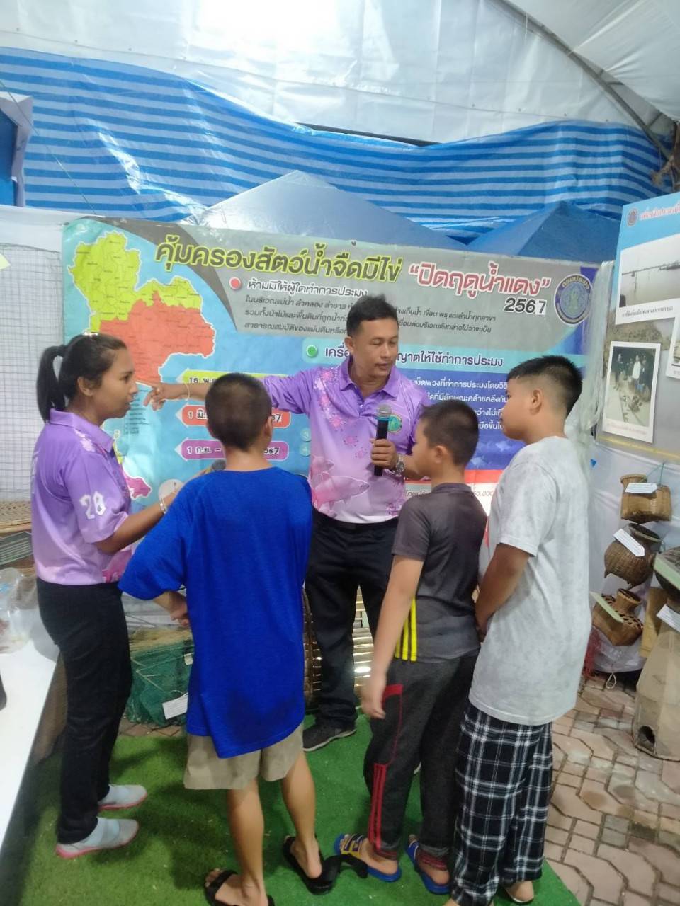 ภาพกิจกรรม ประชาสัมพันธ์ให้ความรู้เกี่ยวกับ ห้ามทำการประมงในช่วงฤดูสัตว์น้ำจืด มีไข่ วางไข่ และให้ความรู้ทางด้านการใช้เครื่องมือทำการประมง รวมถึงโทษของเครื่องมือประมงที่ผิดกฎหมาย..คลิก