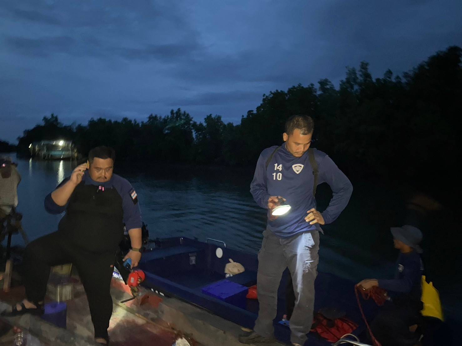 ทำการจับกุมเรืออวนรุน..คลิก