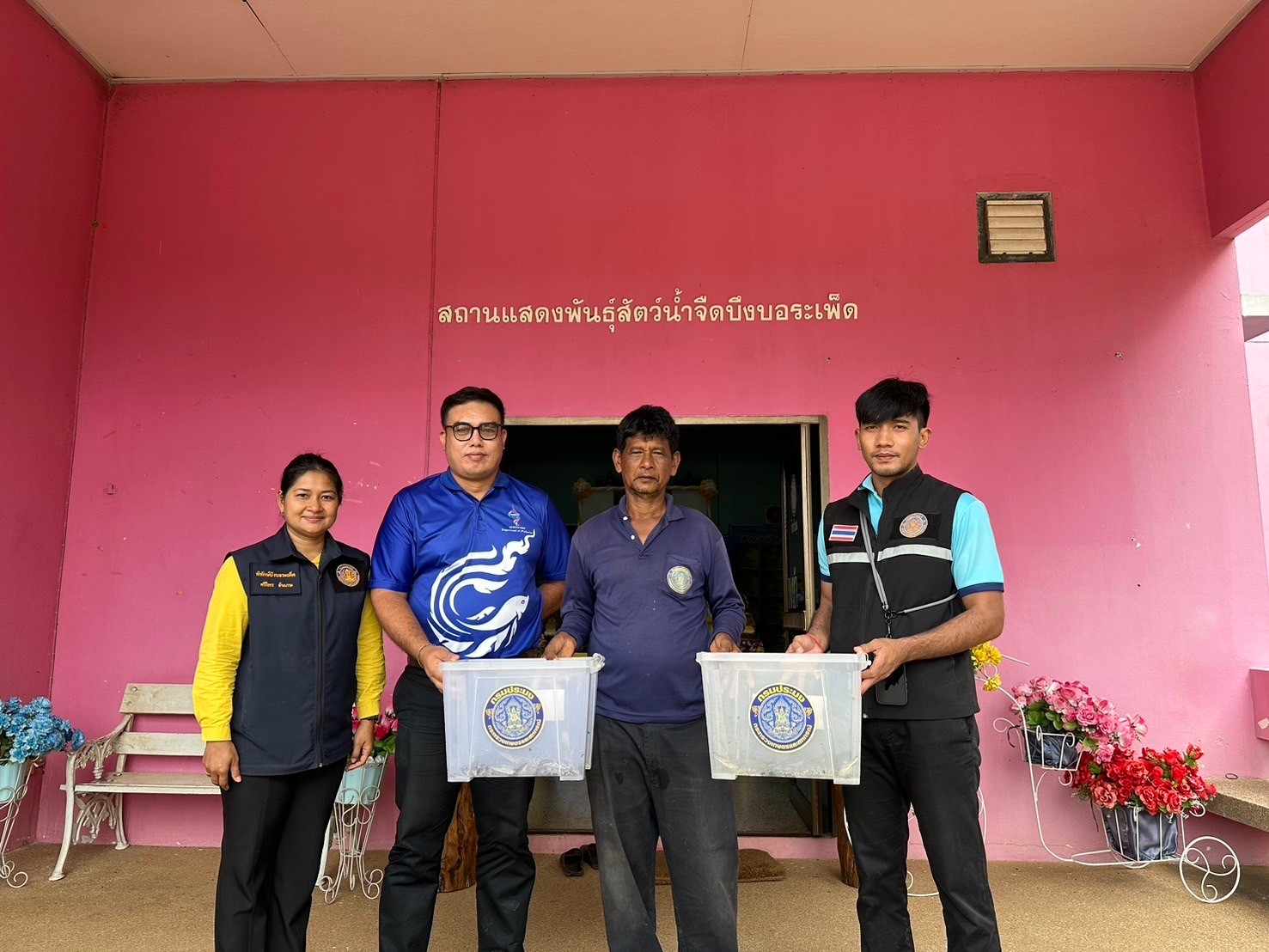 รับจระเข้จากอำเภอตากฟ้า จังหวัดนครสวรรค์ ที่แจ้งยกเลิกการเลี้ยง ได้ส่งมอบจระเข้ดังกล่าวให้กับศูนย์วิจัยและพัฒนาประมงน้ำจืดนครสวรรค์..คลิก