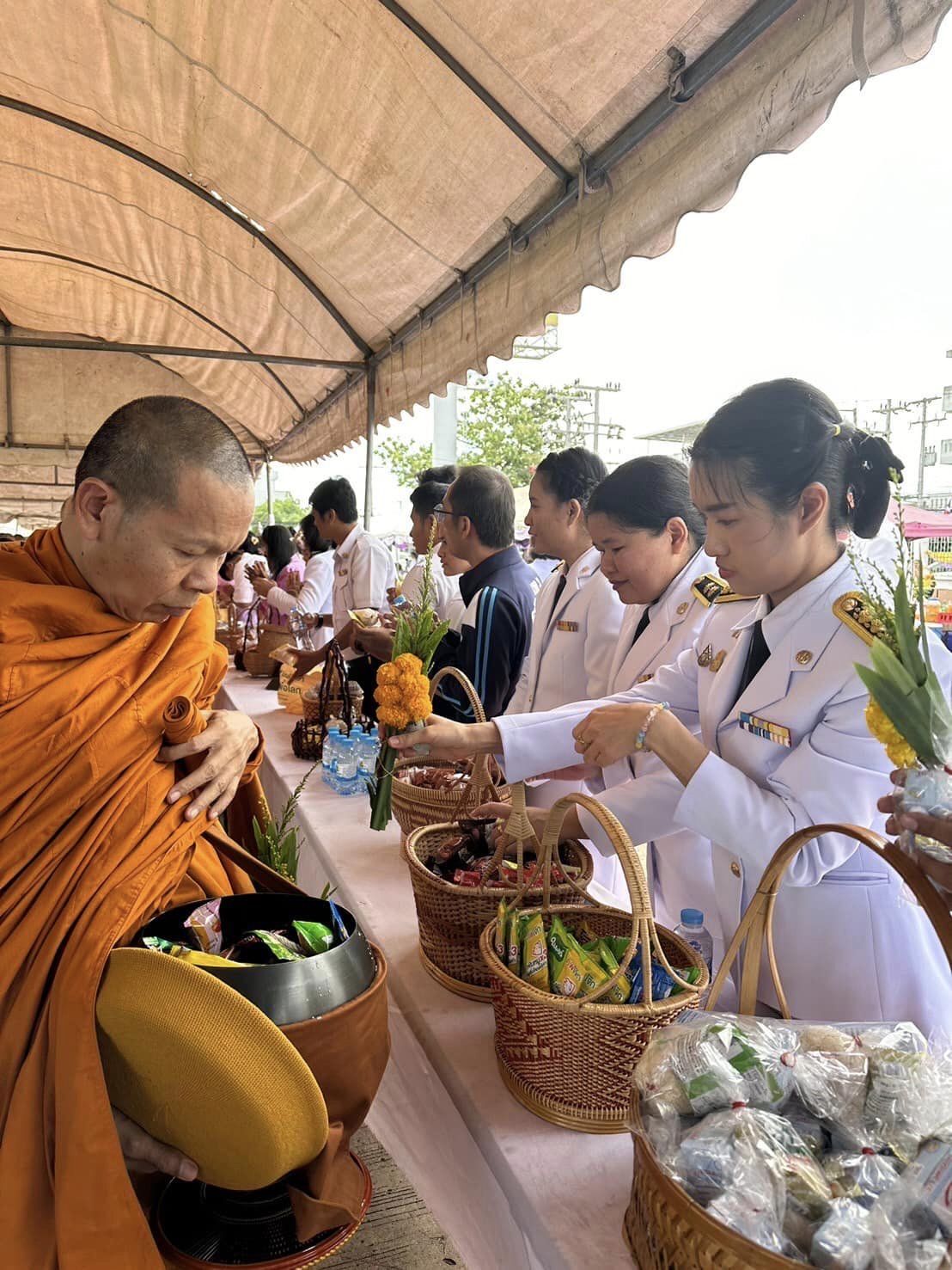 เข้าร่วมพิธีทำบุญตักบาตรถวายพระราชกุศลเนื่องในวันเฉลิมพระชนมพรรษา ๔๖ พรรษา..คลิก