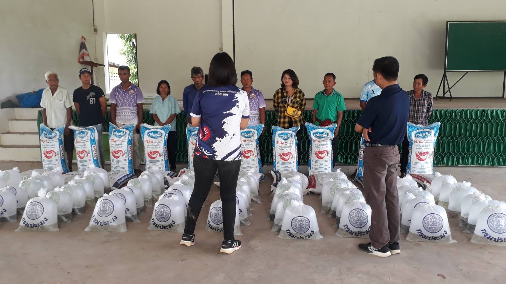 มอบปัจจัยการผลิตโครงการส่งเสริมอาชีพประมง กิจกรรมส่งเสริมเกษตรเชิงรุกด้านการประมงในพื้นที่อำเภอขุขันธ์..คลิก