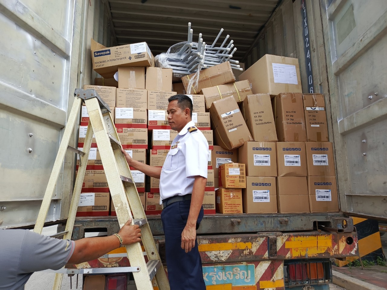 ตรวจสินค้าประมงที่นำเข้า ส่งออก ทางจุดผ่านแดนถาวรบ้านคลองลึก