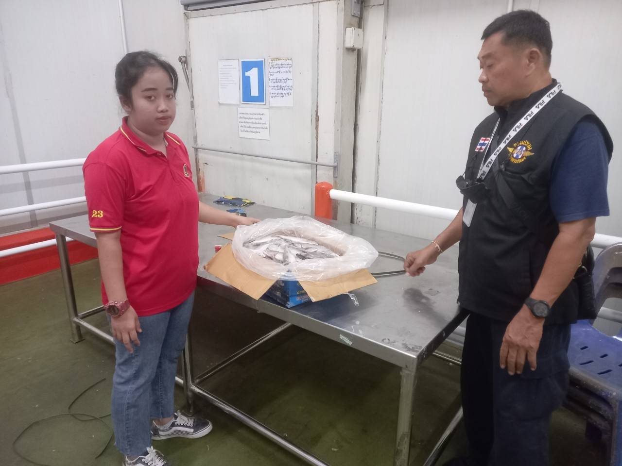 ร่วมกับศูนย์บริหารจัดการด่านตรวจประมงเขต 5 สมุทรสาคร(Contract point) ตรวจปล่อยตู้คอนเทนเนอร์ ณ สถานประกอบการปลายทาง(15  มิถุนายน 2567)..คลิก