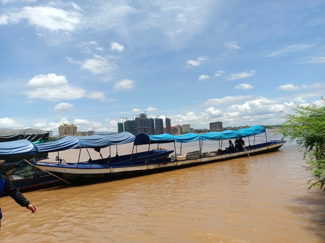 เจ้าหน้าที่ศูนย์บริหารจัดการด่านตรวจประมงเขต 1 (เชียงราย) ตรวจสอบสินค้าประมงส่งออกไปยังสาธารณรัฐประชาธิปไตยประชาชนลาว และสาธารณรัฐแห่งสหภาพเมียนมาร์..คลิก