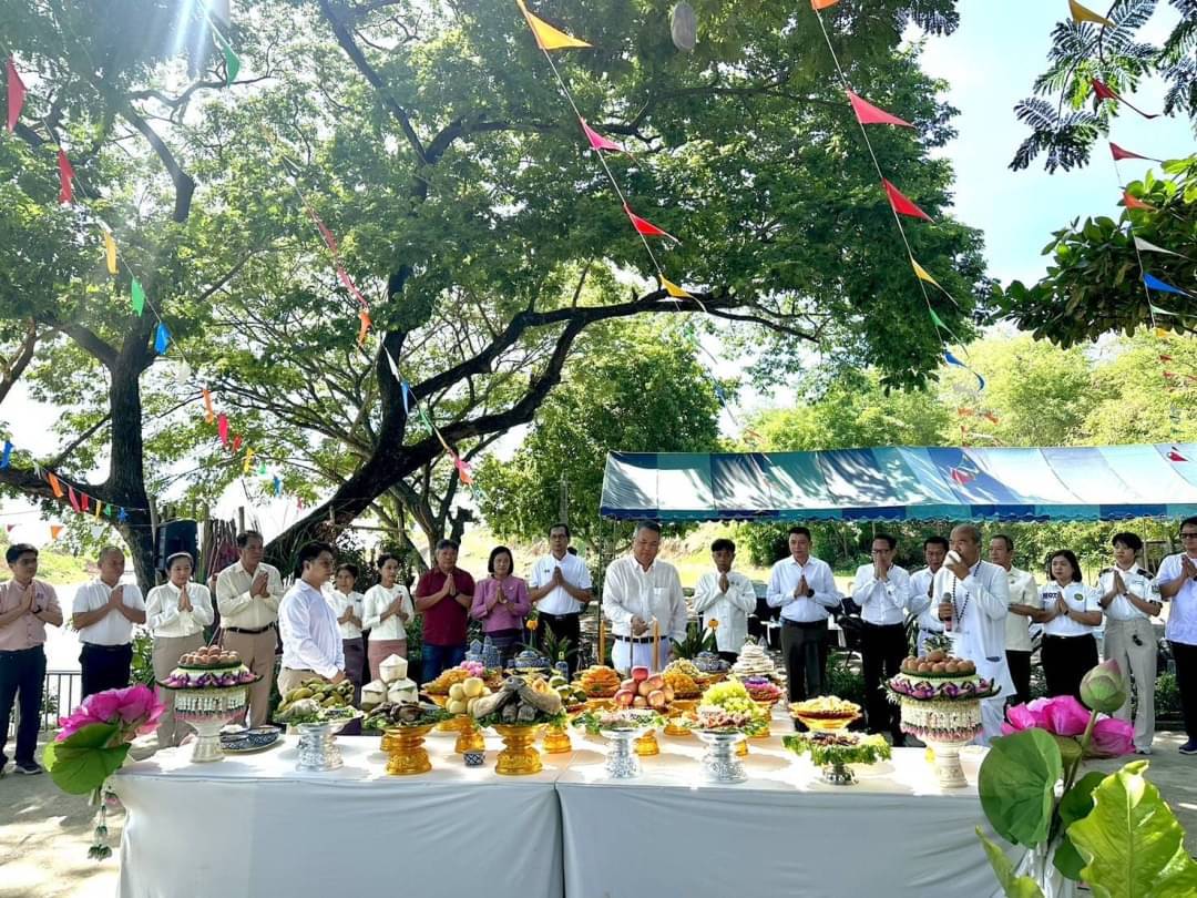 เข้าร่วมพิธีบวงสรวงเจ้าแม่หมอนทอง เพื่อความเป็นสิริมงคลในการประกอบพิธีพลีกรรมตักน้ำ..คลิก