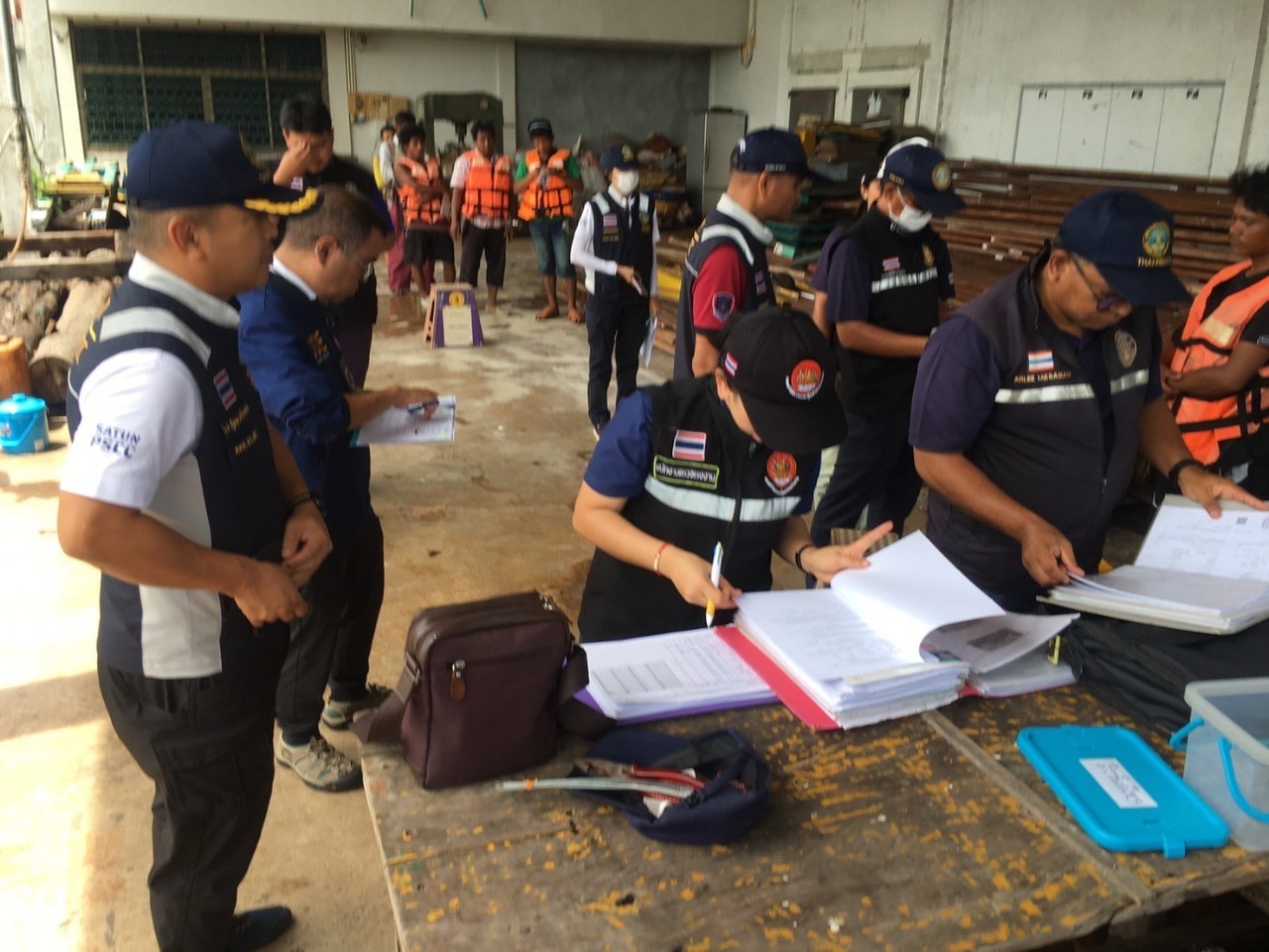 วันที่ 20 มิถุนายน 2567 : ศูนย์ควบคุมการแจ้งเรือเข้าออกสตูล  ต้อนรับคณะตรวจประเมินและประเมินผล จาก ศูนย์ควบคุมความมั่นคงท่าเรือจังหวัดสตูล  ศูนย์อำนวยการรักษาผลประโยชน์ของชาติทางทะเลจังหวัดสตูล นำโดย นาวาเอกรัฐพล แก้วกระจาย หัวหน้า ศคท.จว.สต. เข้าตรวจประเมินการปฏิบัติงานในการควบคุมการแจ้งเรือเข้า - ออกเรือประมง การนำสัตว์น้ำหรือผลิตภัณฑ์น้ำขึ้นท่าเทียบเรือ และการปฏิบัติงานอื่นๆ ตลอดจนร่วมรับฟังสรุปผลการปฏิบัติงาน ปัญหา และอุปสรรค พร้อมทั้งให้คำปรึกษา ข้อแนะนำแก่เจ้าหน้าที่ เพื่อเพิ่มประสิทธิภาพในการปฏิบัติงานของเจ้าหน้าที่