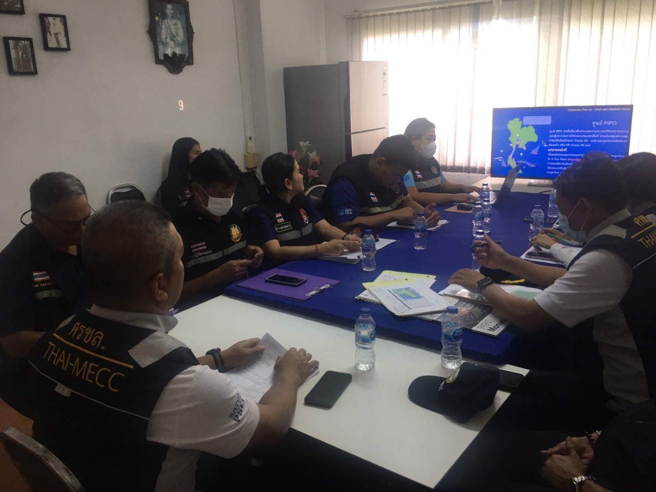 วันที่ 20 มิถุนายน 2567 : ศูนย์ควบคุมการแจ้งเรือเข้าออกสตูล  ต้อนรับคณะตรวจประเมินและประเมินผล จาก ศูนย์ควบคุมความมั่นคงท่าเรือจังหวัดสตูล  ศูนย์อำนวยการรักษาผลประโยชน์ของชาติทางทะเลจังหวัดสตูล นำโดย นาวาเอกรัฐพล แก้วกระจาย หัวหน้า ศคท.จว.สต. เข้าตรวจประเมินการปฏิบัติงานในการควบคุมการแจ้งเรือเข้า - ออกเรือประมง การนำสัตว์น้ำหรือผลิตภัณฑ์น้ำขึ้นท่าเทียบเรือ และการปฏิบัติงานอื่นๆ ตลอดจนร่วมรับฟังสรุปผลการปฏิบัติงาน ปัญหา และอุปสรรค พร้อมทั้งให้คำปรึกษา ข้อแนะนำแก่เจ้าหน้าที่ เพื่อเพิ่มประสิทธิภาพในการปฏิบัติงานของเจ้าหน้าที่..คลิก