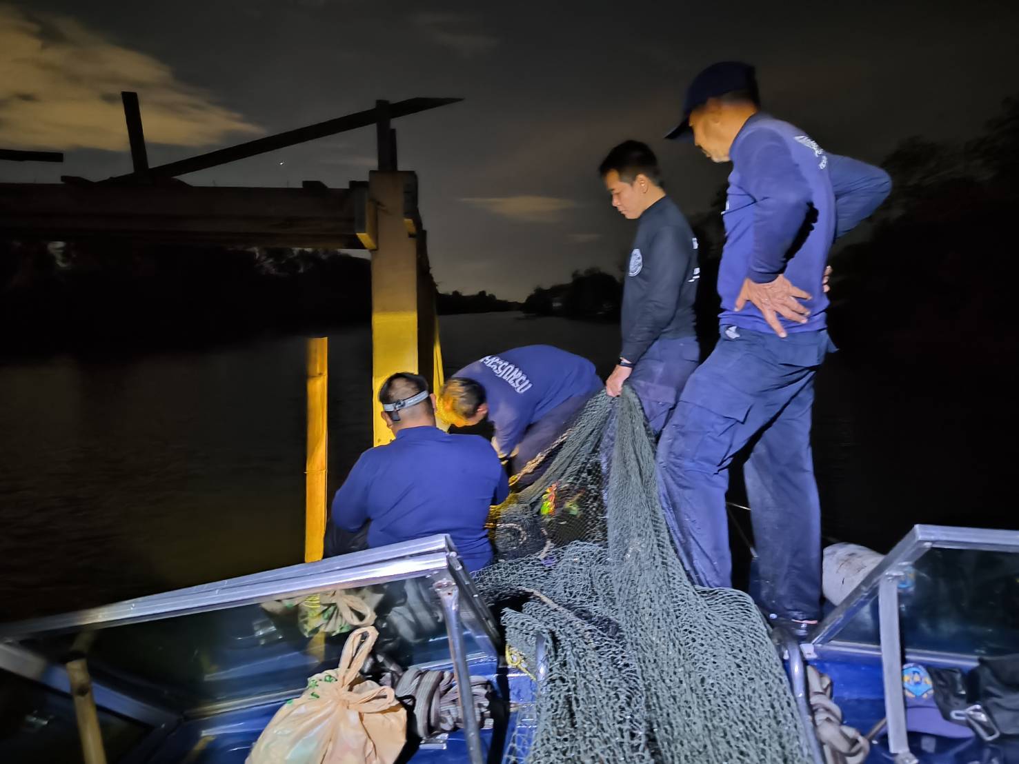 ตรวจยึดเครื่องมือโพงพาง จำนวน 4 ปาก ในพื้นที่ตำบลพันท้านนรสิงห์ อำเภอเมืองสมุทรสาคร จังหวัดสมุทรสาคร..คลิก