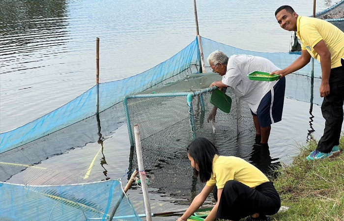 โครงการช่วยเหลือและฟื้นฟูอาชีพการเลี้ยงสัตว์น้ำแก่เกษตรกรในพื้นที่โครงการของศูนย์ศึกษาการพัฒนาอ่าวคุ้งกระเบนอันเนื่องมาจากพระราชดำริ และพื้นที่ใกล้เคียง ให้สามารถมีวิธีการเลี้ยงสัตว์น้ำที่ถูกต้องและสร้างรายได้พอเพียงต่อการดำรงชีพในปัจจุบัน..คลิก