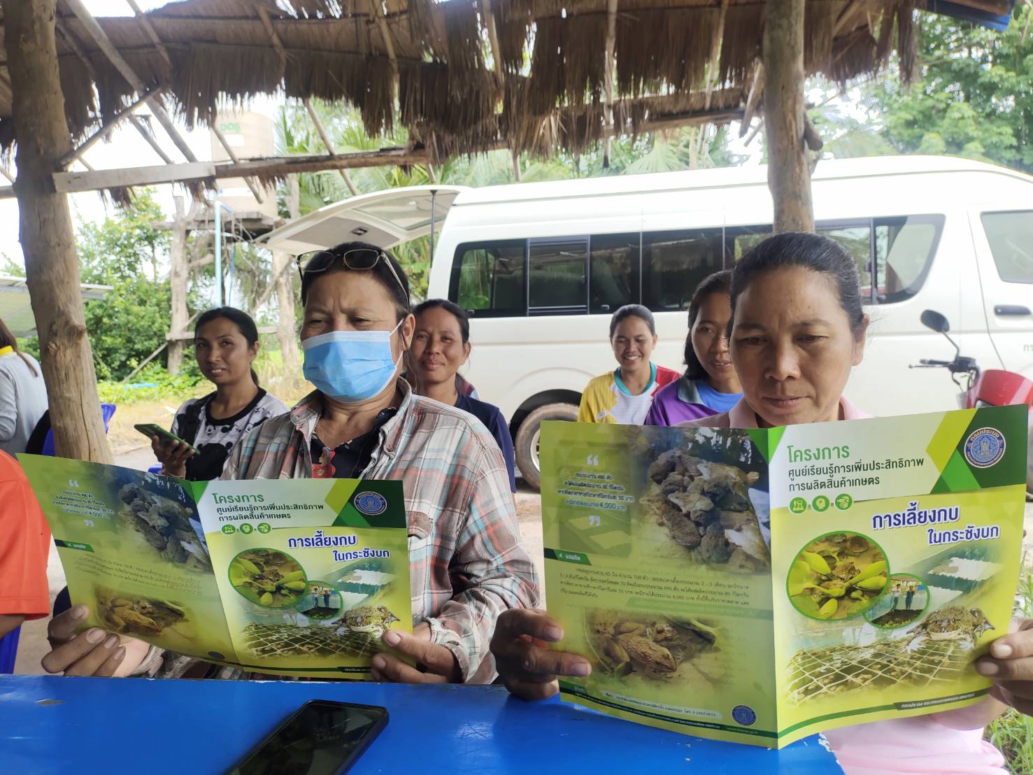 ประมงอุบล บูรณาการร่วมกับการยางแห่งประเทศไทย จังหวัดอุบลราชธานี อบรมเกษตรกรภายใต้โครงการส่งเสริมและพัฒนาอาชีพให้แก่เกษตรกรชาวสวนยาง หลักสูตร “การเลี้ยงกบในกระชังบกในสวนยางพารา” รุ่นที่ 3..คลิก