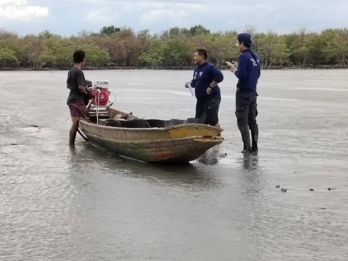 จับกุมเรือประมงผิดกฎหมาย ใช้เครื่องมืออวลลากลูกหอย เรือประมงไม่ทราบชื่อ ไม่ทราบหมายเลขทะเบียน จำนวน 1 ลำ..คลิก
