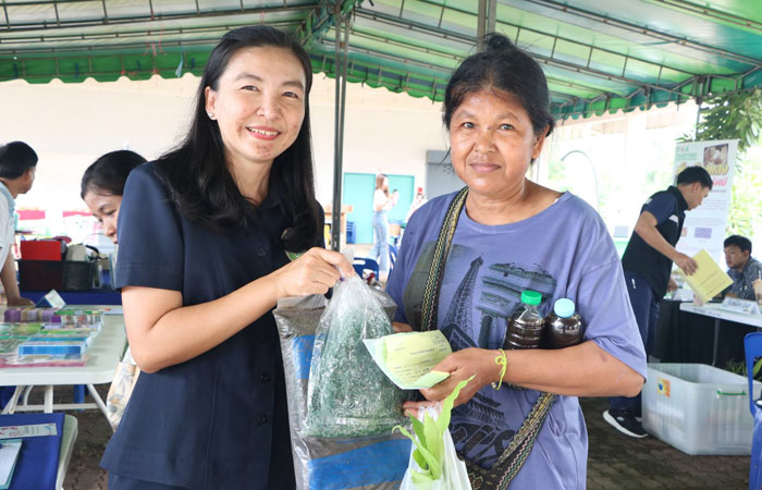โครงการคลินิกเกษตรเคลื่อนที่ ในพระราชานุเคราะห์ สมเด็จพระบรมโอรสาธิราช สยามมกุฎราชกุมาร ณ เทศบาลตำบลวังแซ้ม หมู่ 2 ต.วังแซ้ม อ.มะขาม จ.จันทบุรี..คลิก