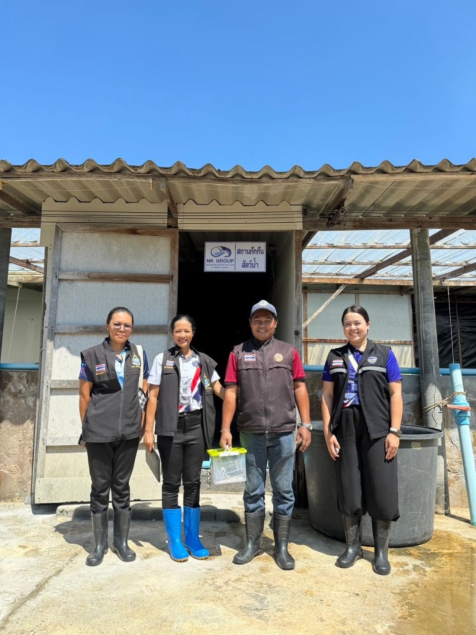 ศบป.8 (สงขลา) ส่ง จนท. ลงพื้นที่ปฏิบัติงานตามแนวทางการป้องกันและเฝ้าระวังโรคตัวใสในกุ้งจากสัตว์น้ำนำเข้าของกรมประมง..คลิก